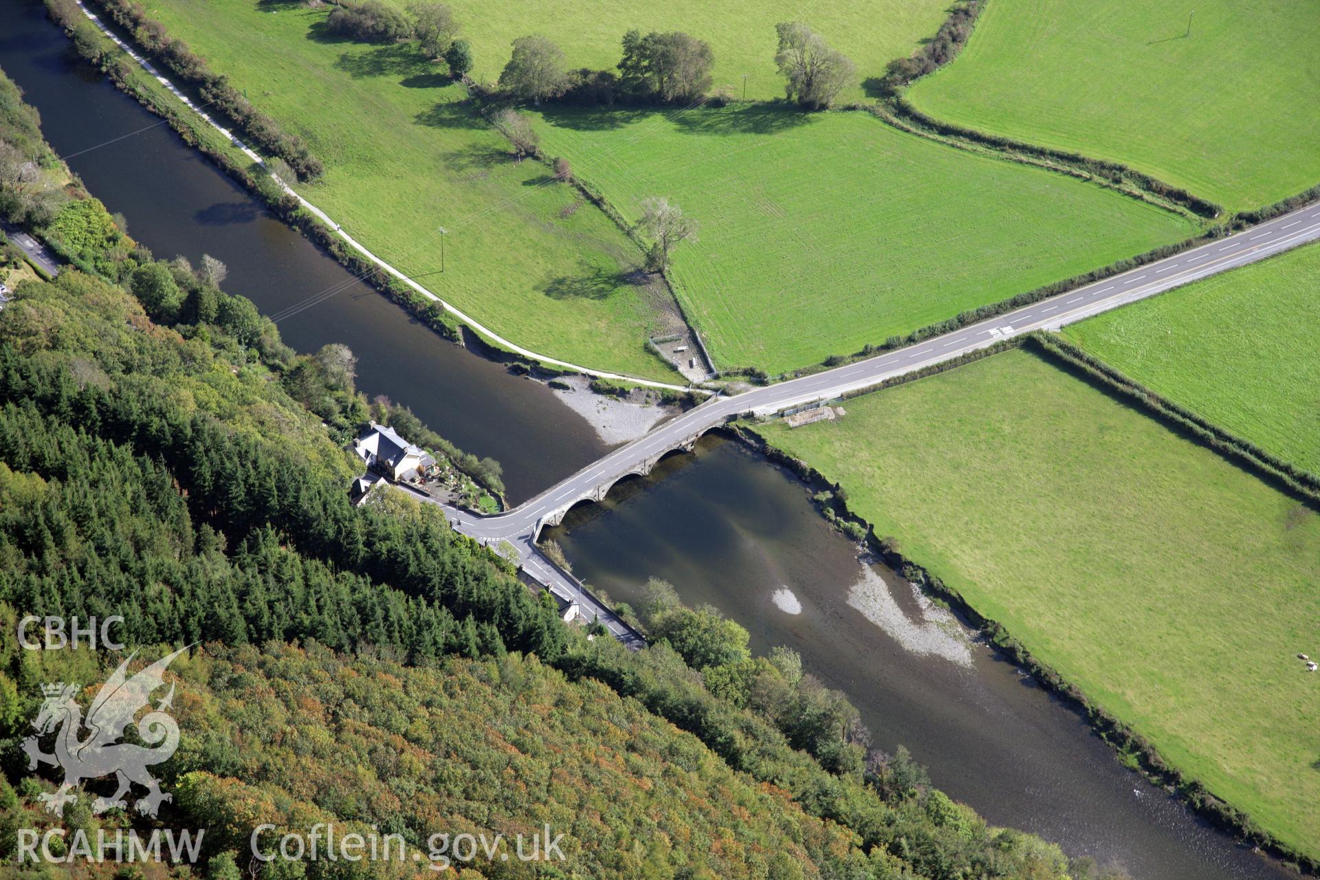 RCAHMW colour oblique photograph of Machynlleth Bridge, Pont ar Ddyfi. Taken by Oliver Davies on 29/09/2011.