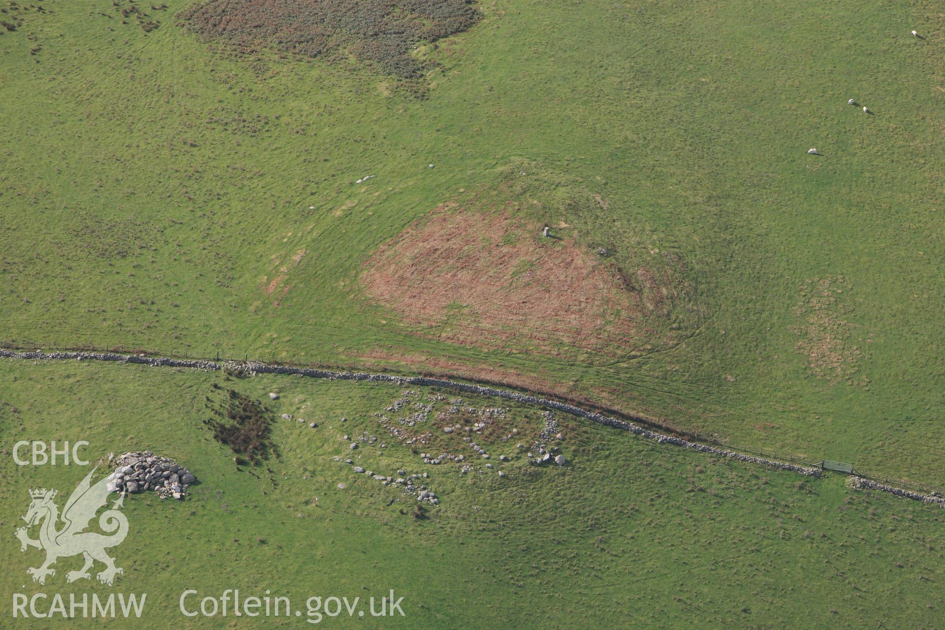 RCAHMW colour oblique photograph of Mynydd Rhyd Ddu, Enclosure. Taken by Toby Driver on 04/10/2011.