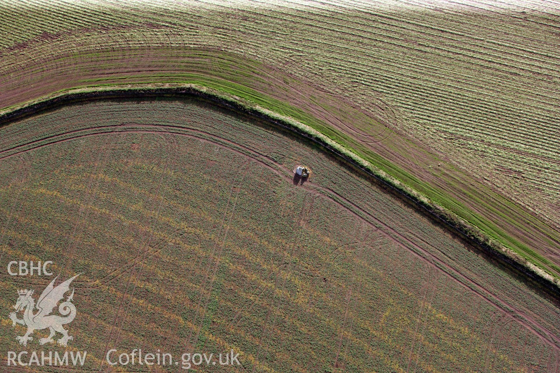 RCAHMW colour oblique photograph of Treffynnon;Llanreithian burial chamber, viewed from the north. Taken by O. Davies & T. Driver on 22/11/2013.