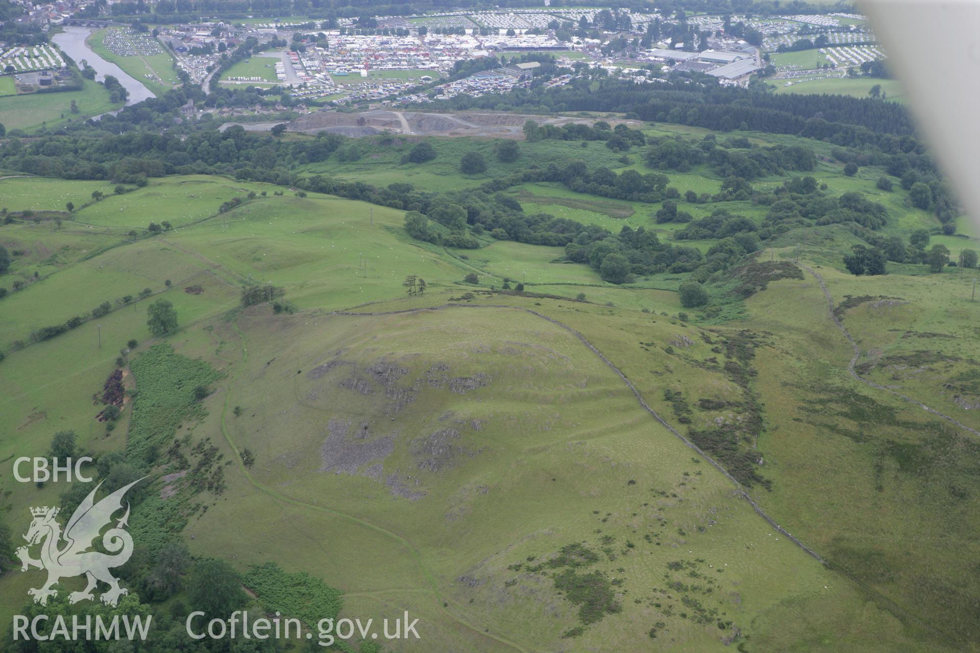 RCAHMW colour oblique photograph of Caer Einion Hillfort. Taken by Toby Driver on 20/07/2011.