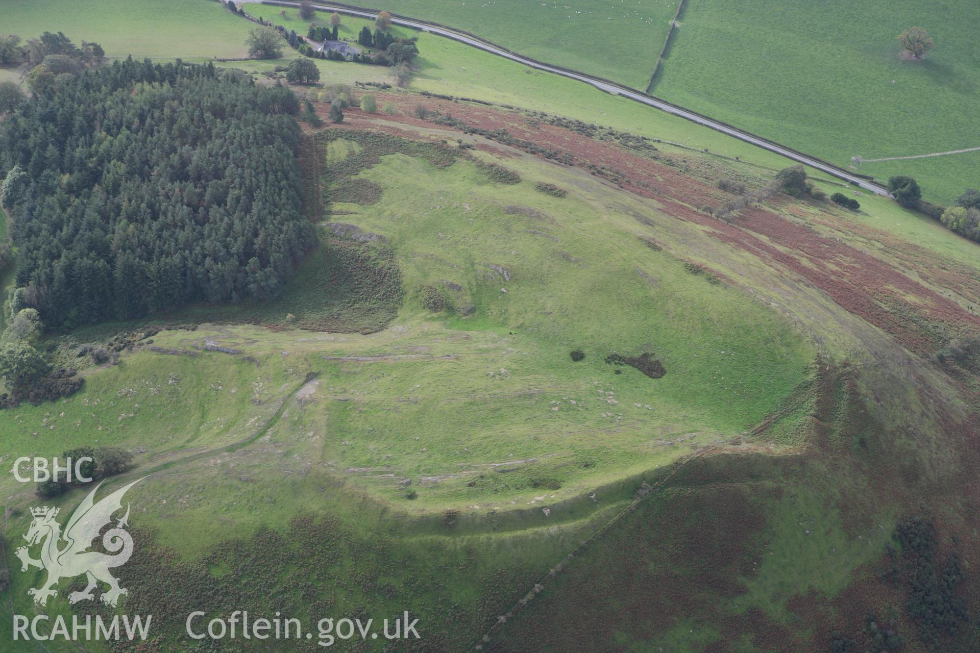 RCAHMW colour oblique photograph of Llwyn Bryn-Dinas, Hillfort. Taken by Toby Driver on 04/10/2011.