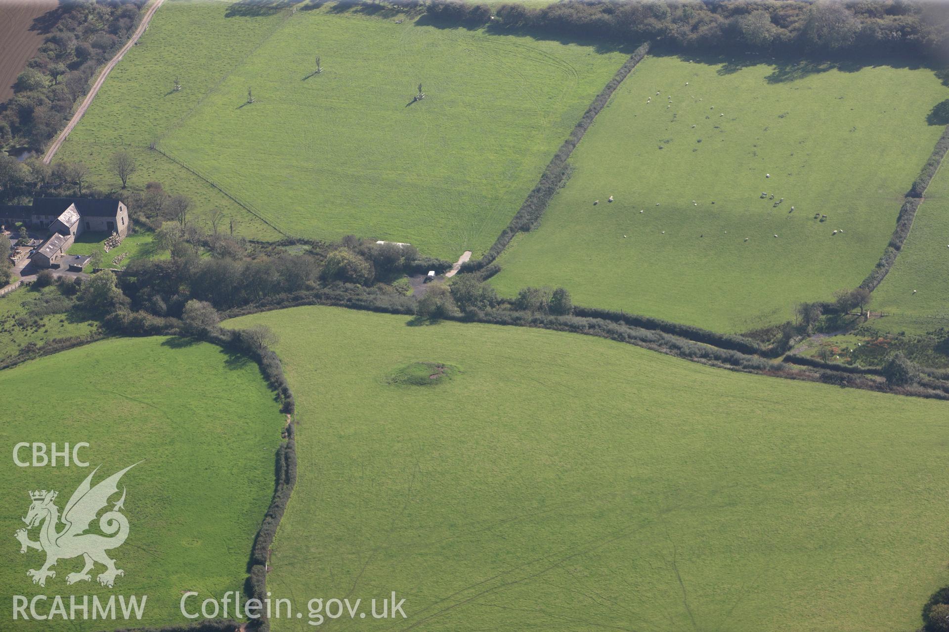 RCAHMW colour oblique photograph of Parc-y-twmp, viewed from the north-west. Taken by Toby Driver and Oliver Davies on 28/09/2011.