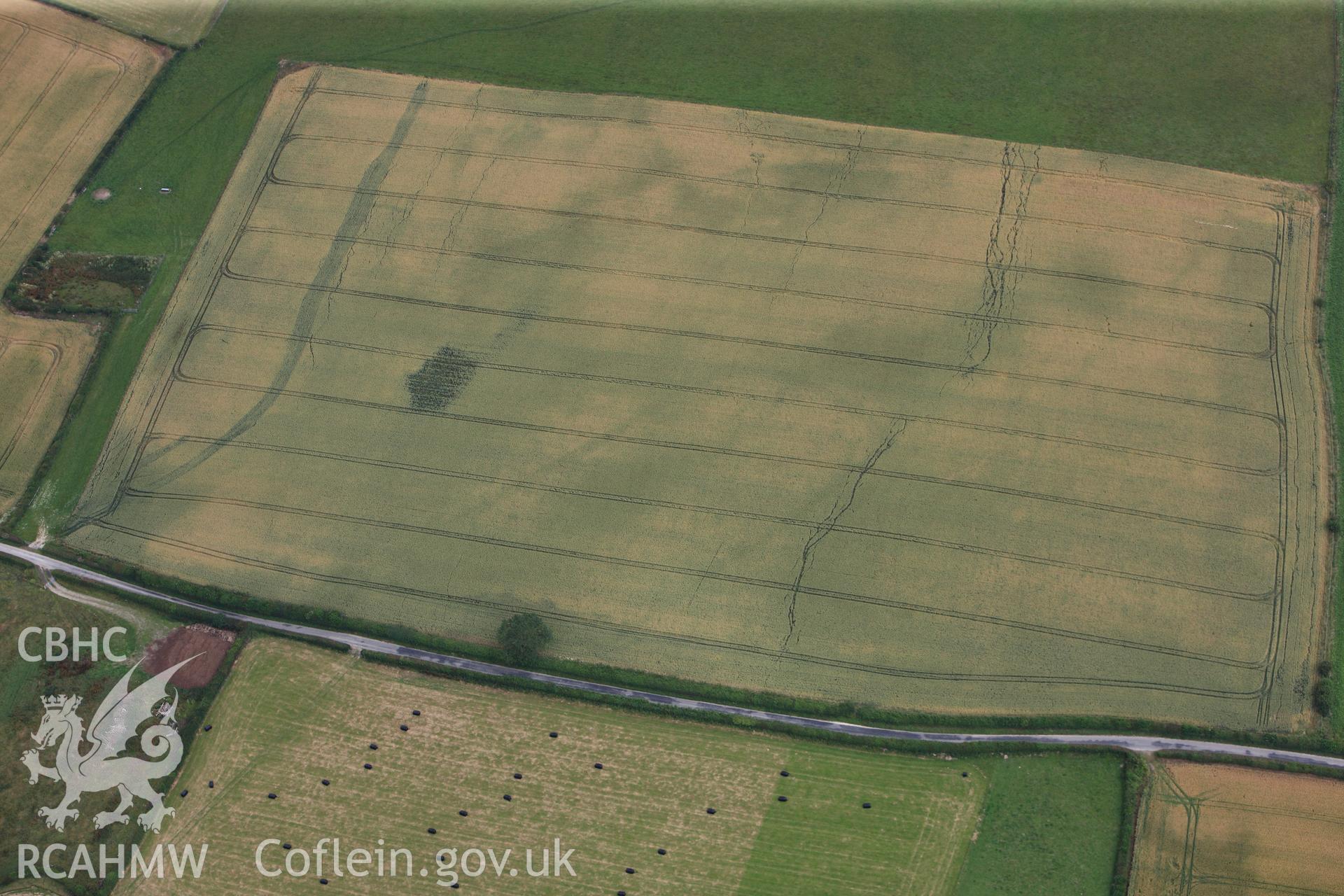 RCAHMW colour oblique photograph of North-east terminal of the Hindwell Cursus, cropmark. Taken by Toby Driver on 20/07/2011.