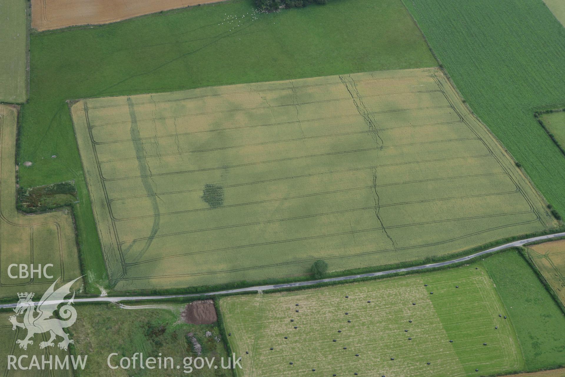 RCAHMW colour oblique photograph of North-east terminal of the Hindwell Cursus, cropmark. Taken by Toby Driver on 20/07/2011.
