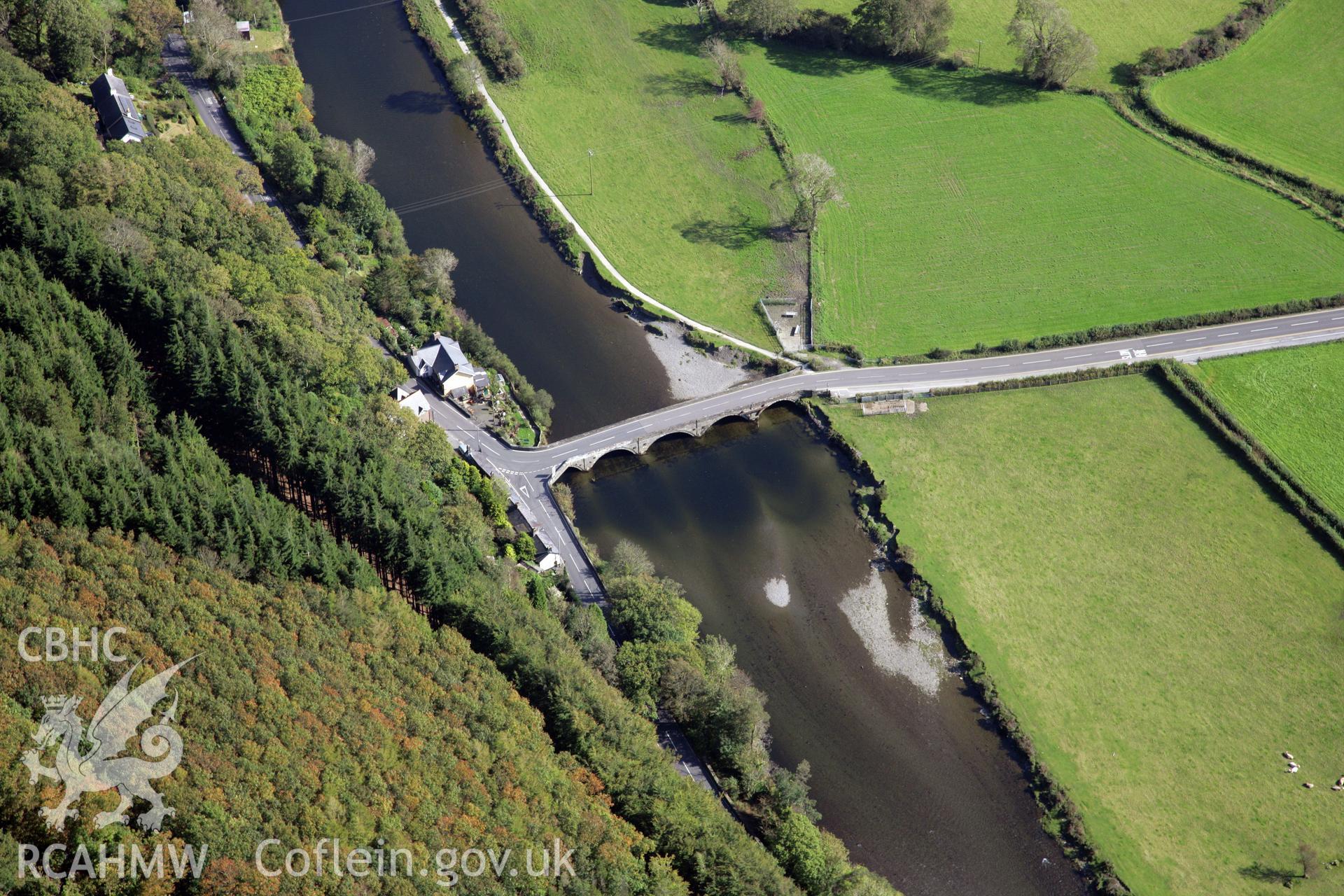 RCAHMW colour oblique photograph of Machynlleth Bridge, Pont ar Ddyfi. Taken by Oliver Davies on 29/09/2011.