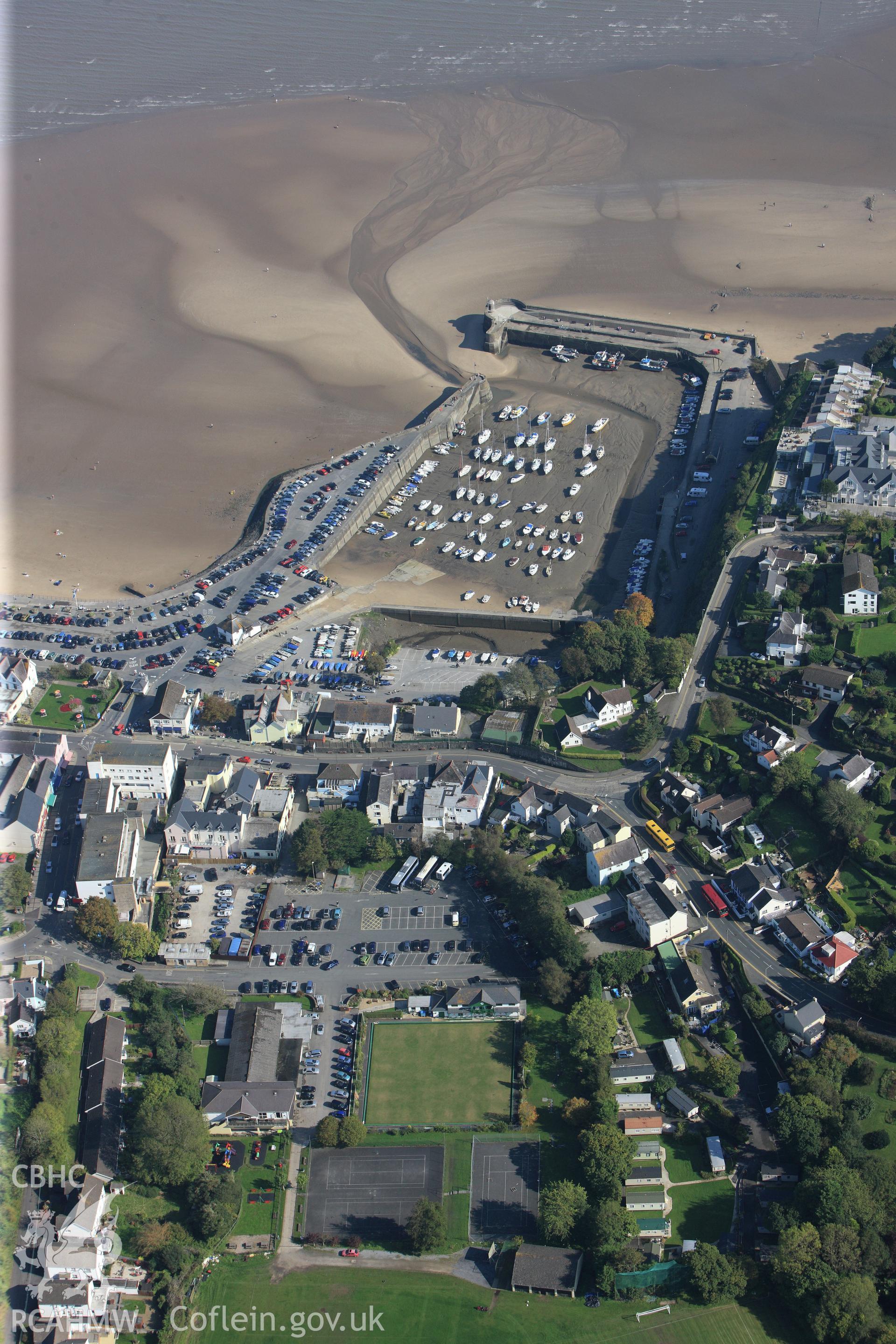 RCAHMW colour oblique photograph of Saundersfoot Harbour, looking seaward. Taken by Toby Driver and Oliver Davies on 28/09/2011.