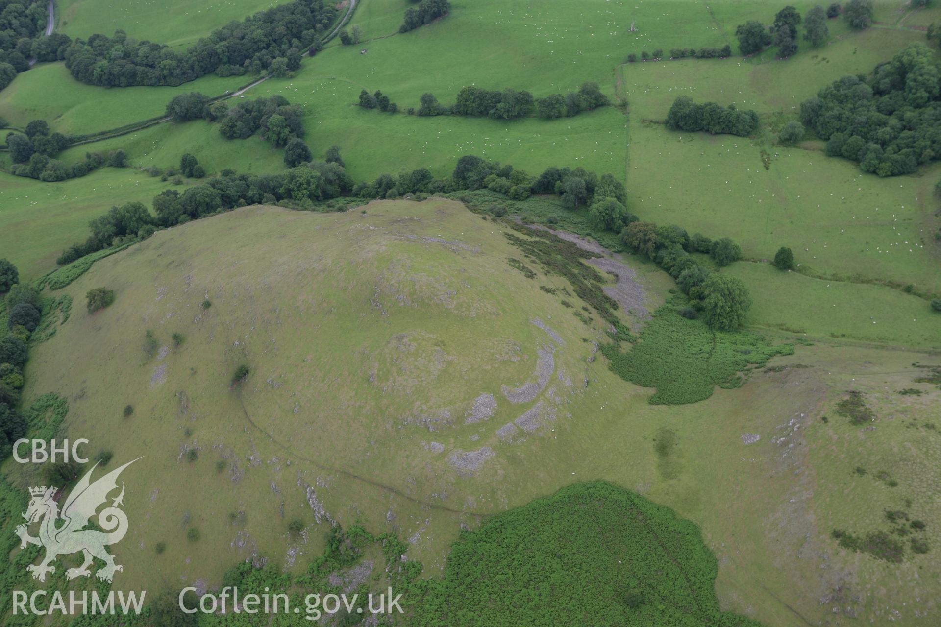 RCAHMW colour oblique photograph of Caer Einion Hillfort. Taken by Toby Driver on 20/07/2011.