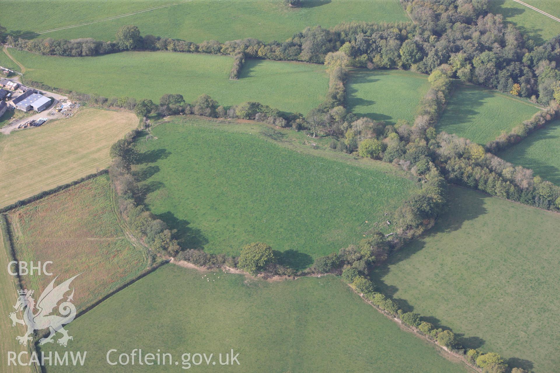 RCAHMW colour oblique photograph of Pen-Y-Gaer, Defended Enclosure. Taken by Toby Driver on 04/10/2011.