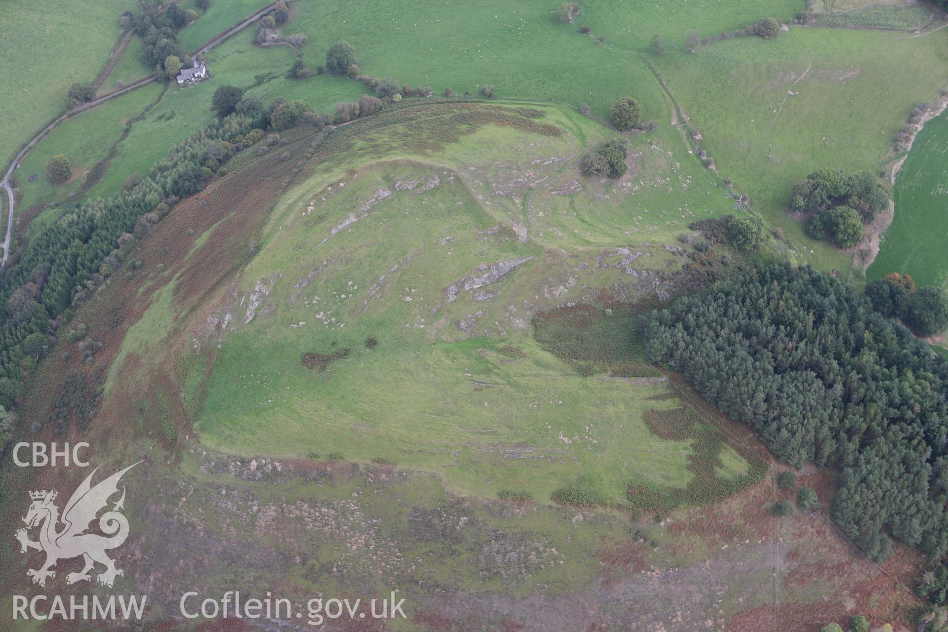 RCAHMW colour oblique photograph of Llwyn Bryn-Dinas, Hillfort. Taken by Toby Driver on 04/10/2011.