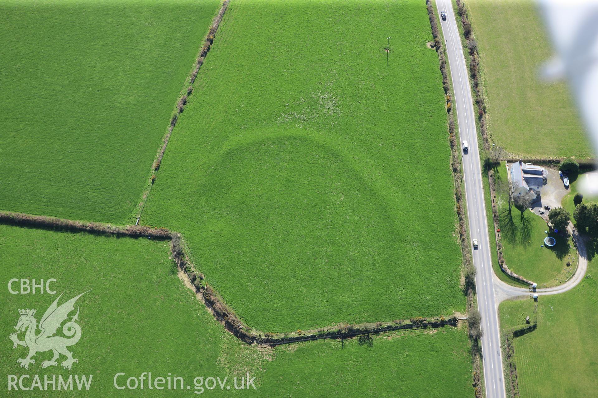 RCAHMW colour oblique photograph of Castell Garw. Taken by Toby Driver on 08/04/2011.