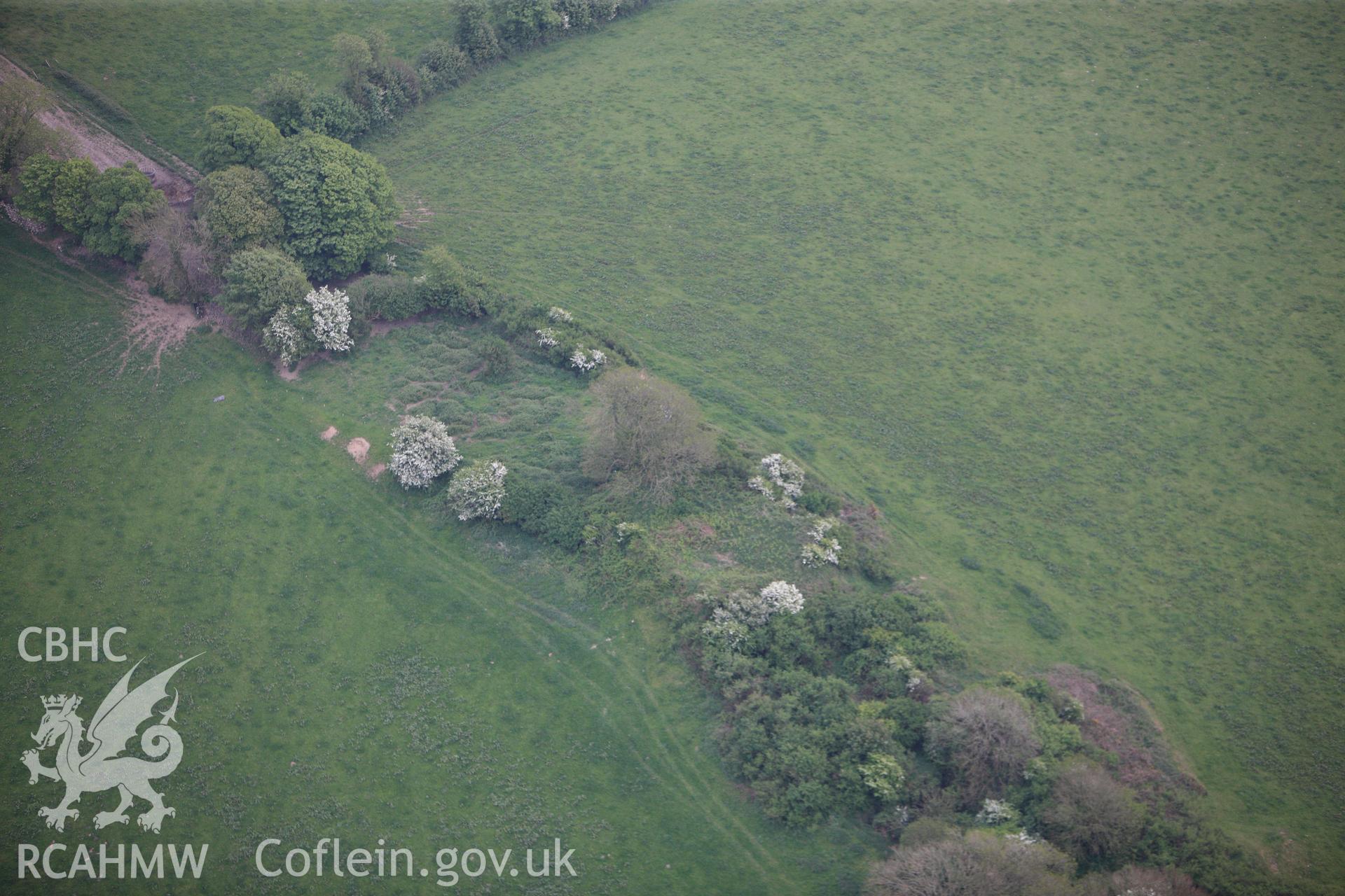RCAHMW colour oblique photograph of Castell Aber Taf. Taken by Toby Driver and Oliver Davies on 04/05/2011.