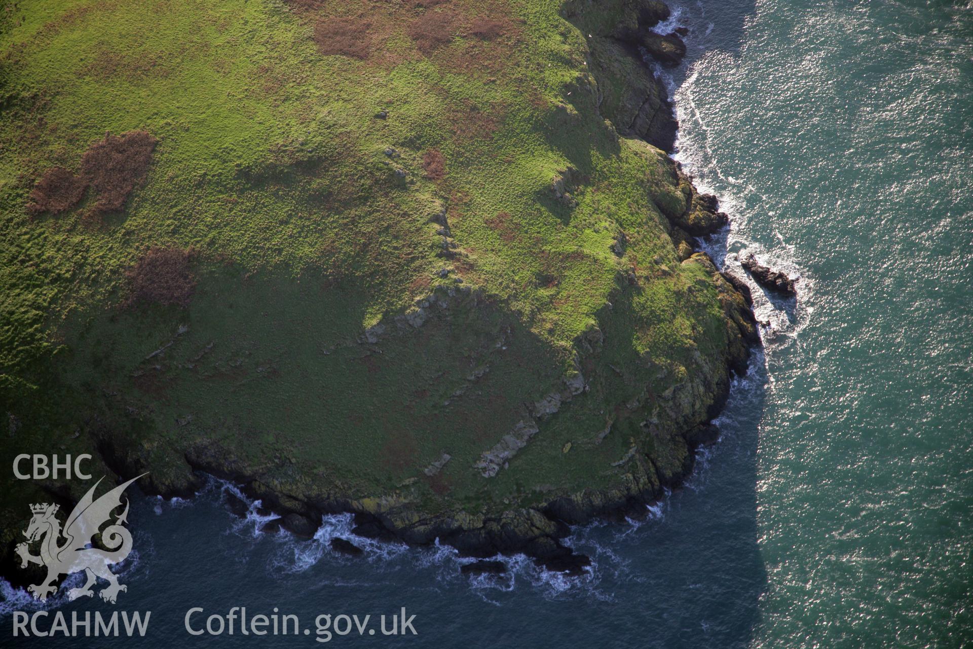 RCAHMW colour oblique photograph of settlement features, Midland Isle, Skomer Island, viewed from the north-east. Taken by O. Davies & T. Driver on 22/11/2013.