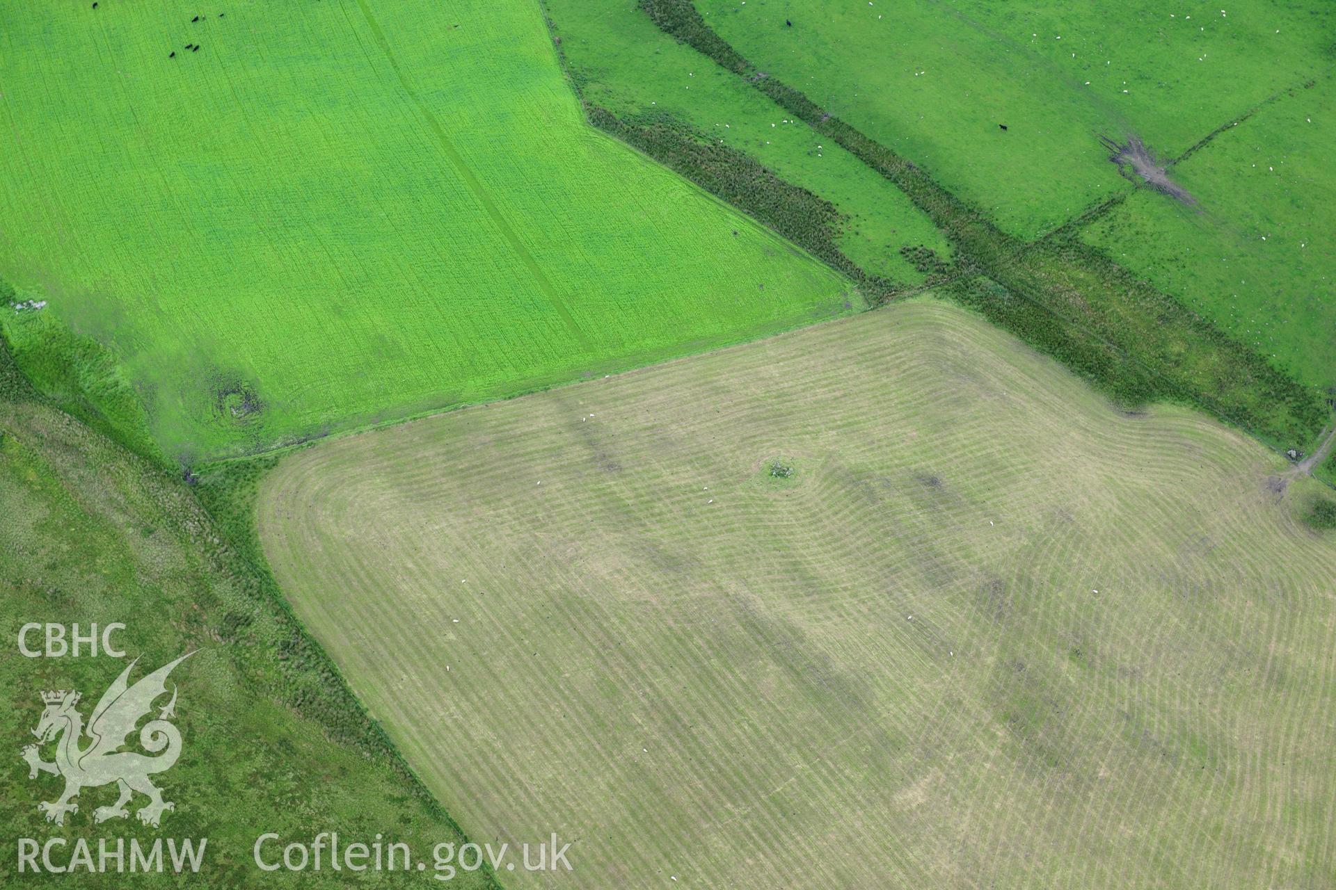 RCAHMW colour oblique photograph of Chambered cairn above Avon y Dolau Gwynion, NE of Lake Vyrnwy. Taken by Toby Driver on 27/07/2012.