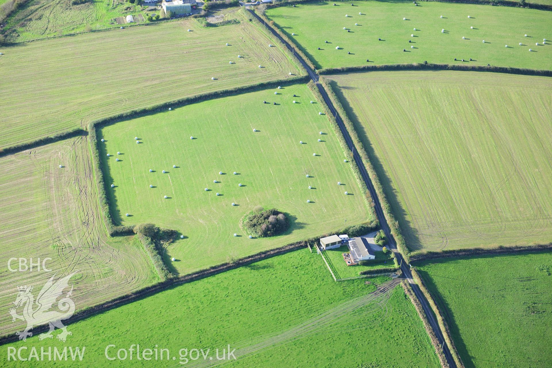 RCAHMW colour oblique photograph of  Castell-Y-Fran, Bletherston. Taken by Toby Driver on 26/10/2012.