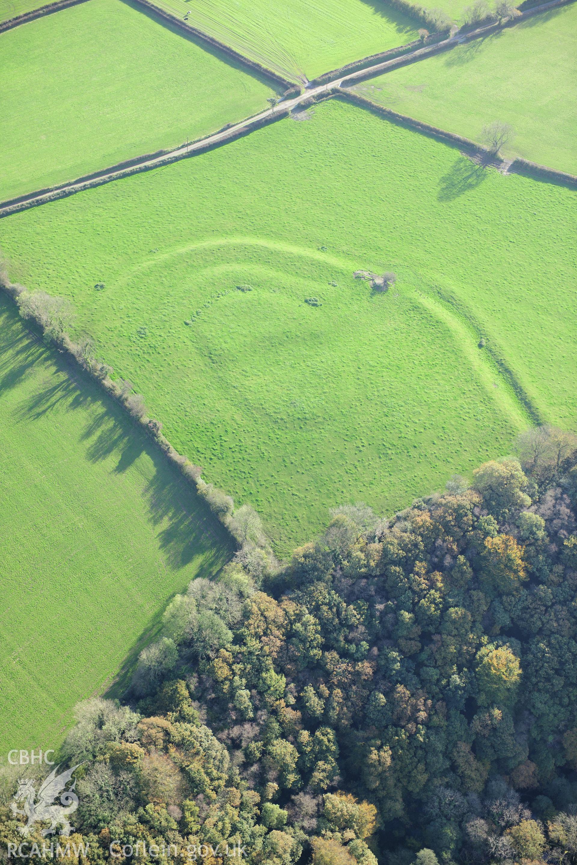 RCAHMW colour oblique photograph of Castell Gwyn, Llandissilio West. Taken by Toby Driver on 26/10/2012.