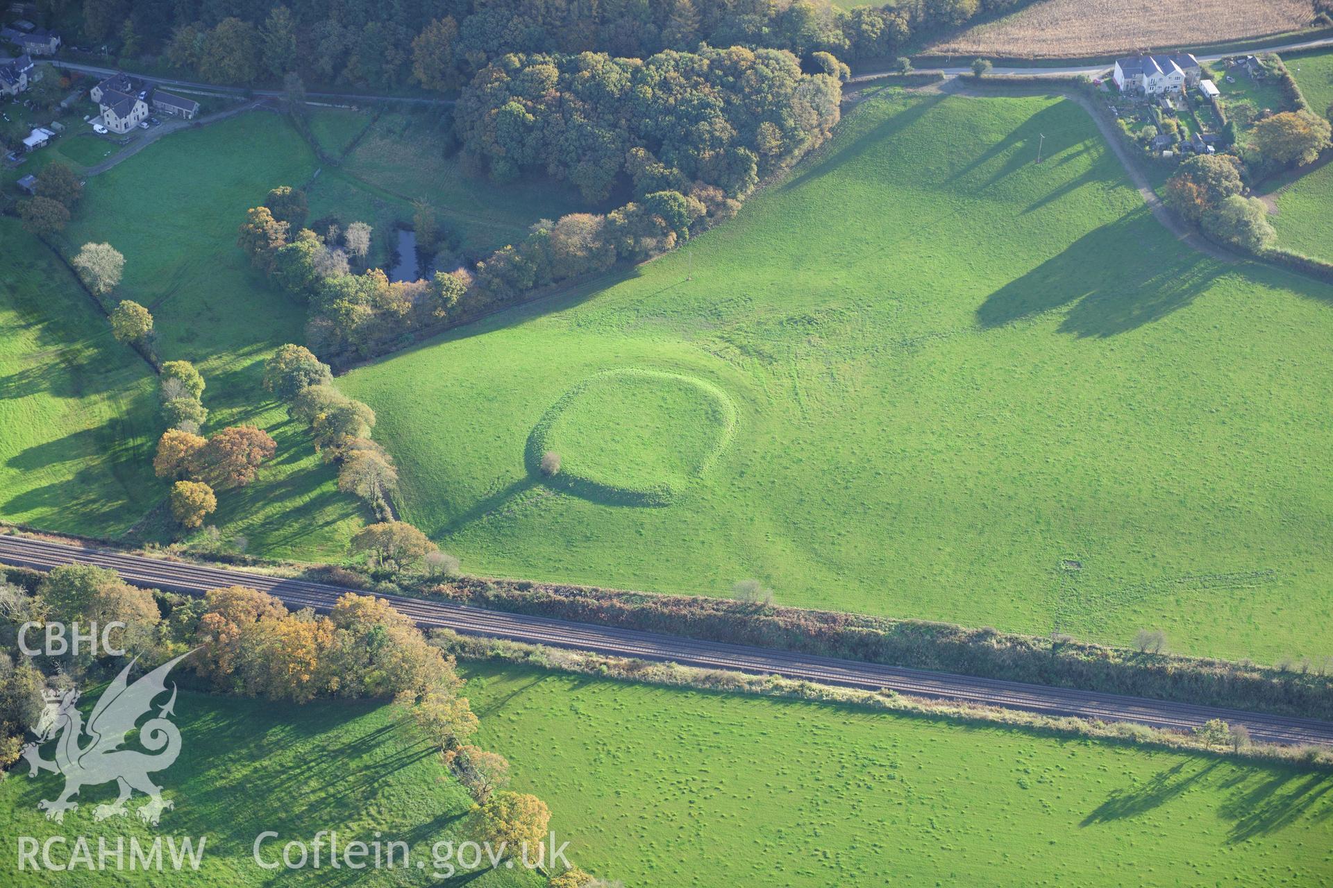 RCAHMW colour oblique photograph of Gelli Camp, 42m north-south by 36m, Llawhaden. Taken by Toby Driver on 26/10/2012.