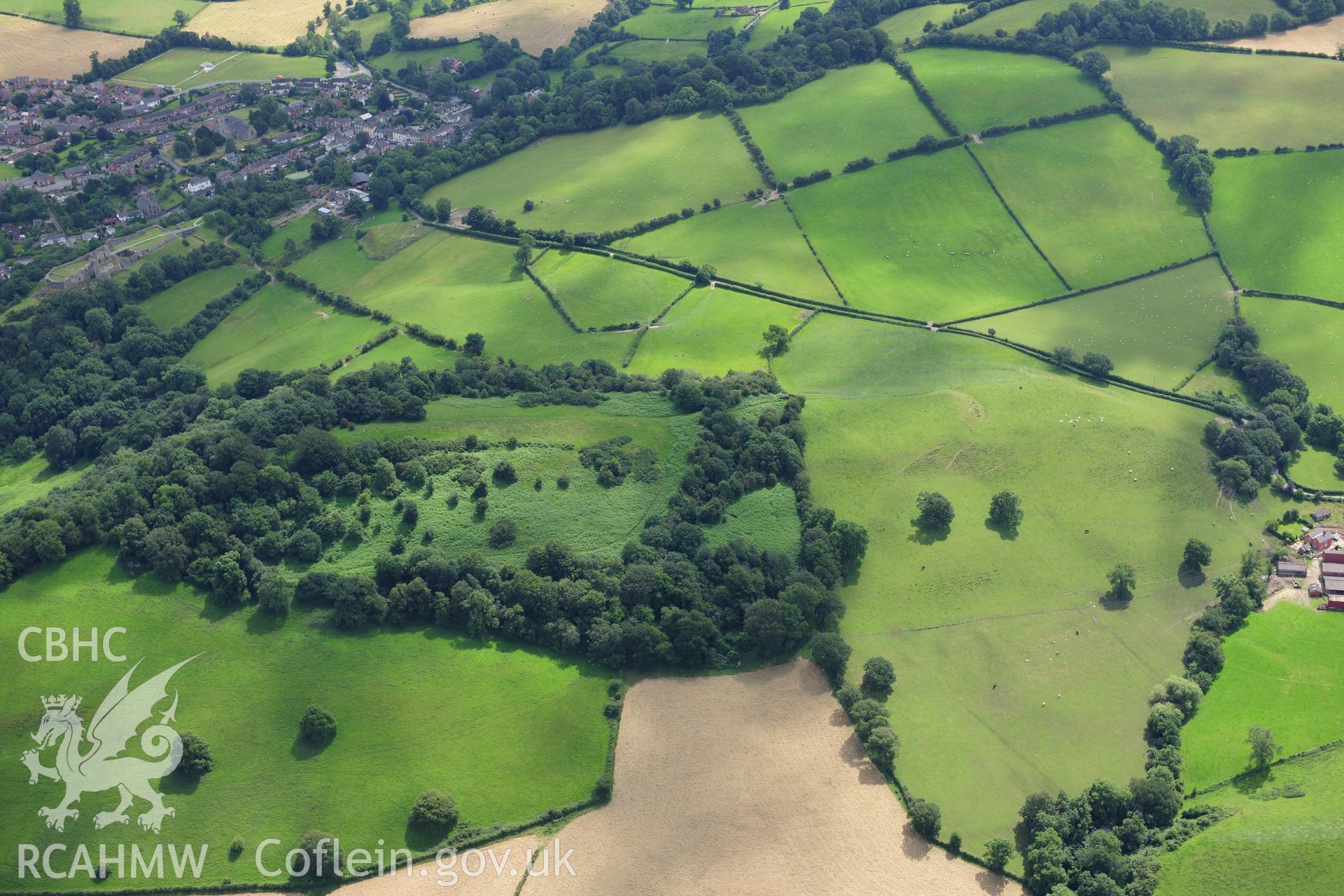 RCAHMW colour oblique photograph of Ffridd Faldwyn hillfort, Montgomery. Taken by Toby Driver on 27/07/2012.