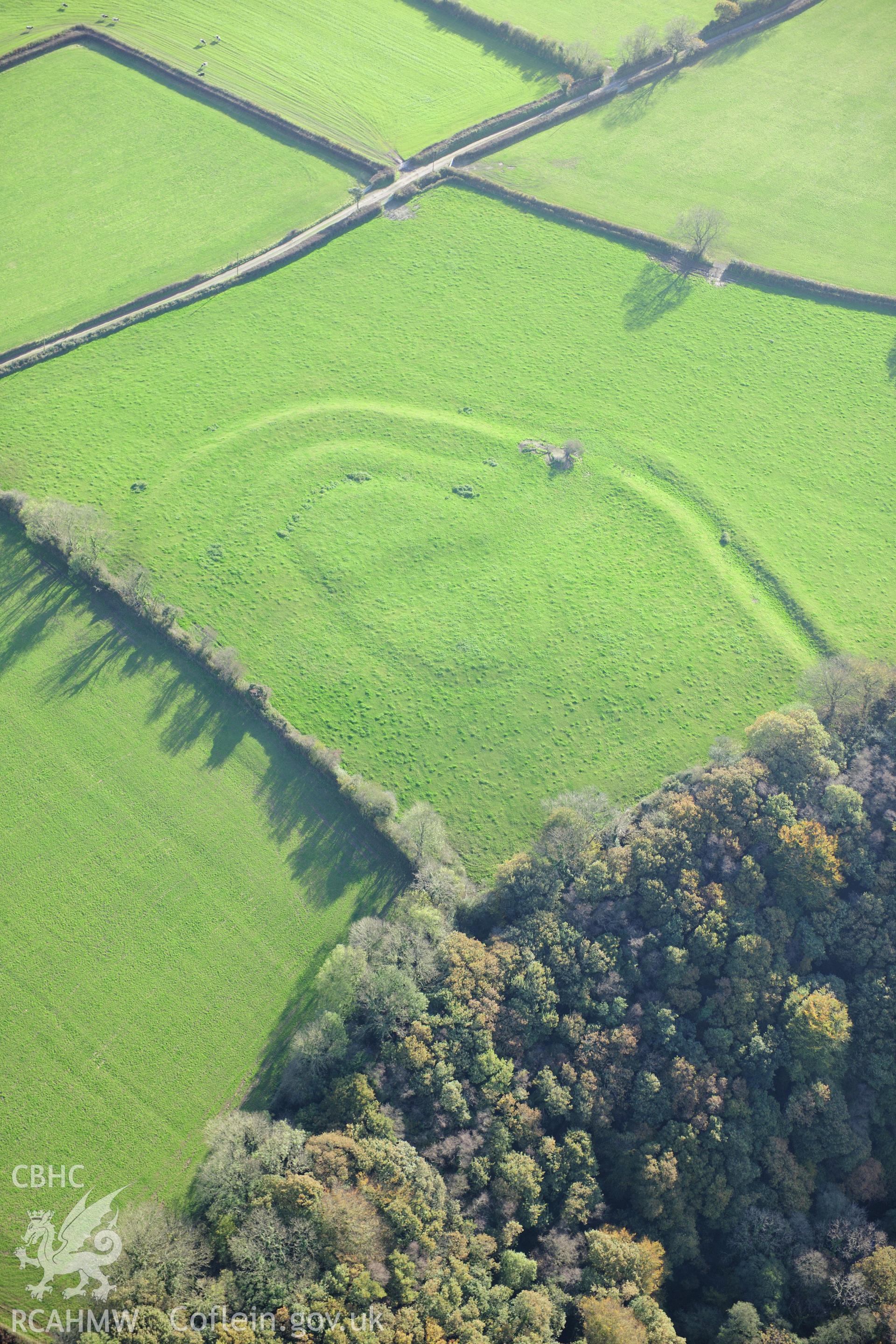 RCAHMW colour oblique photograph of Castell Gwyn, Llandissilio West. Taken by Toby Driver on 26/10/2012.