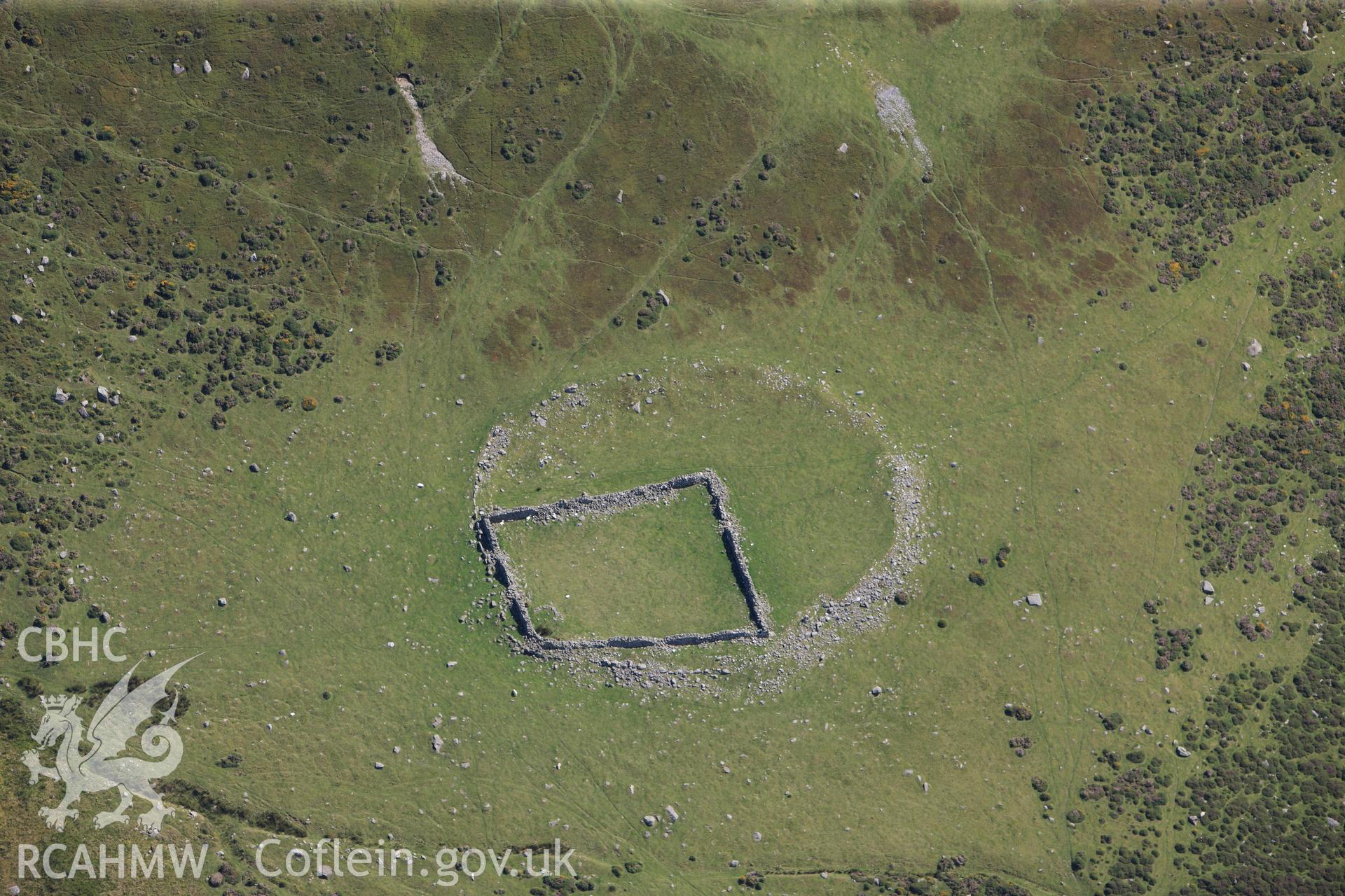 RCAHMW colour oblique photograph of enclosure, Foel Dduarth. Taken by Toby Driver on 10/08/2012.