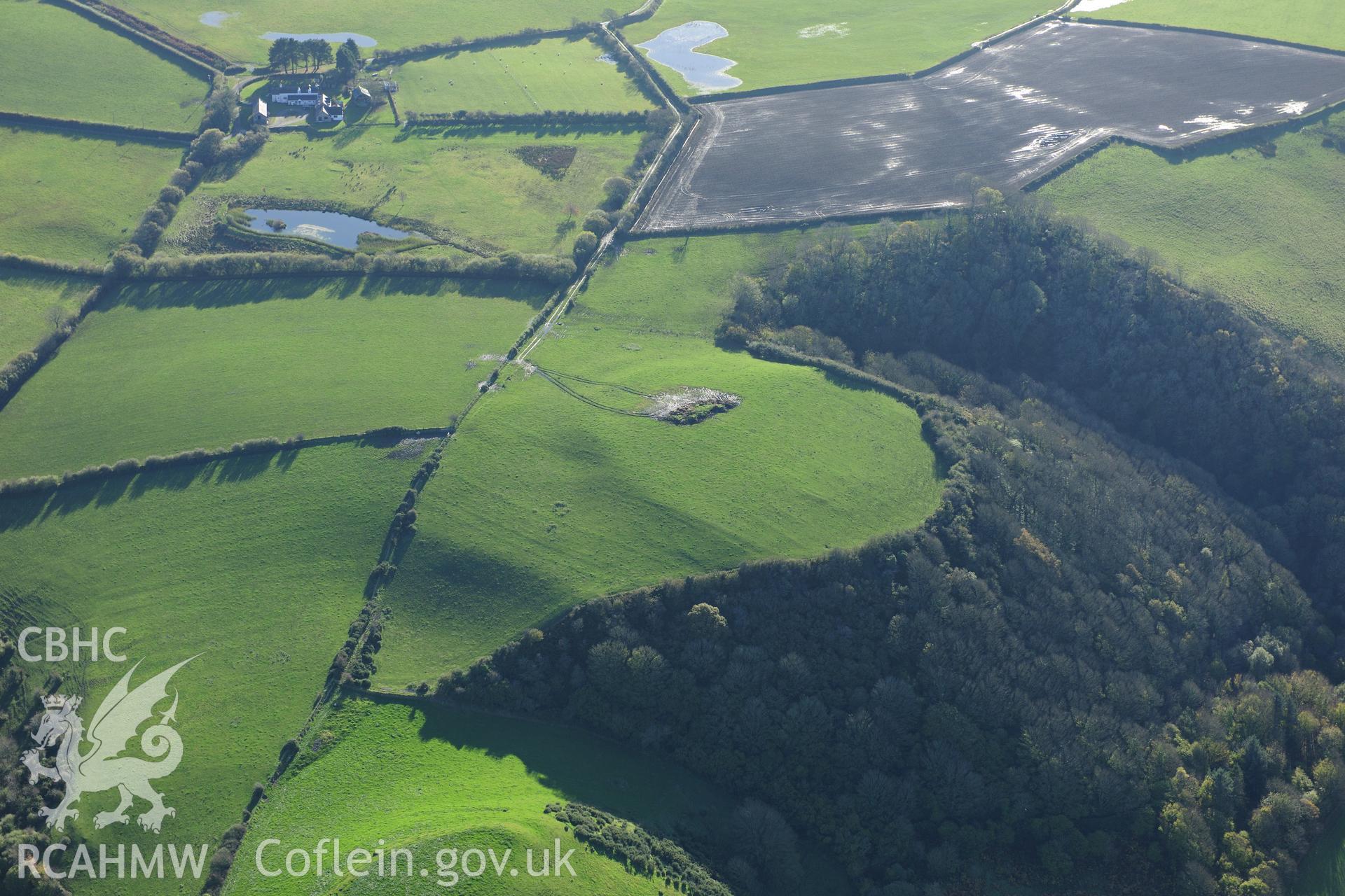 RCAHMW colour oblique photograph of Castell Mawr fort. Taken by Toby Driver on 05/11/2012.