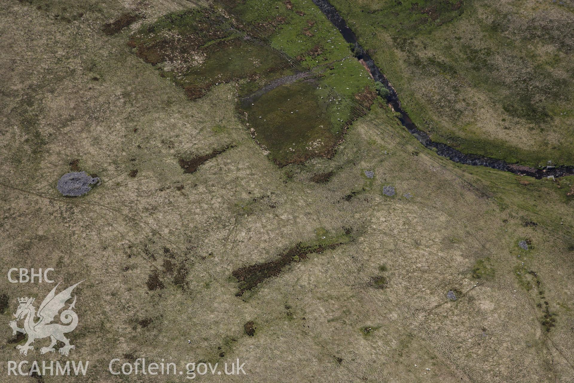 RCAHMW colour oblique photograph of Cefn Esgair-Carnau, cairn field. Taken by Toby Driver on 22/05/2012.