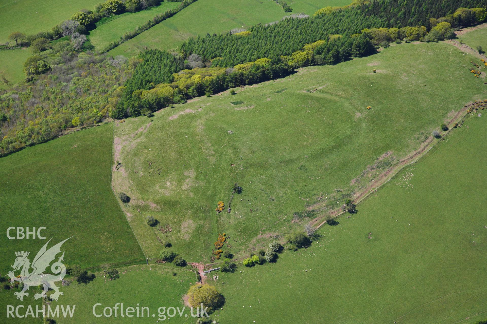 RCAHMW colour oblique photograph of Y Gaer, hillfort; Twyn y Gaer. Taken by Toby Driver on 22/05/2012.