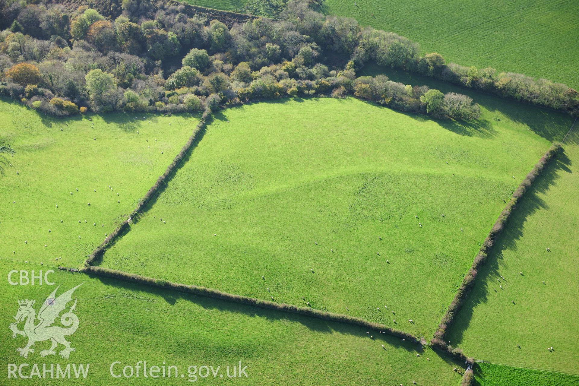 RCAHMW colour oblique photograph of Broadway Camp, 90m north-south by 56m, 370m north-east of Stoneyford. Taken by Toby Driver on 26/10/2012.