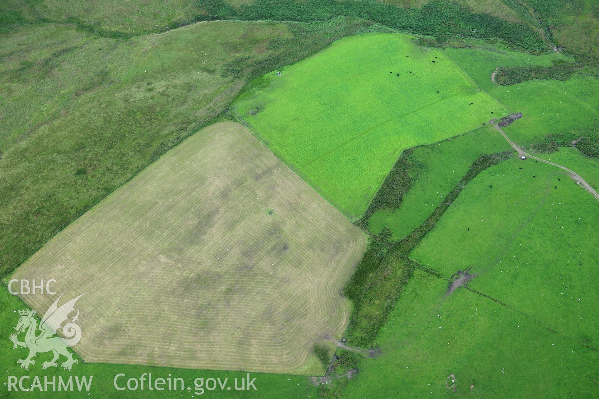 RCAHMW colour oblique photograph of Chambered cairn above Avon y Dolau Gwynion, NE of Lake Vyrnwy. Taken by Toby Driver on 27/07/2012.