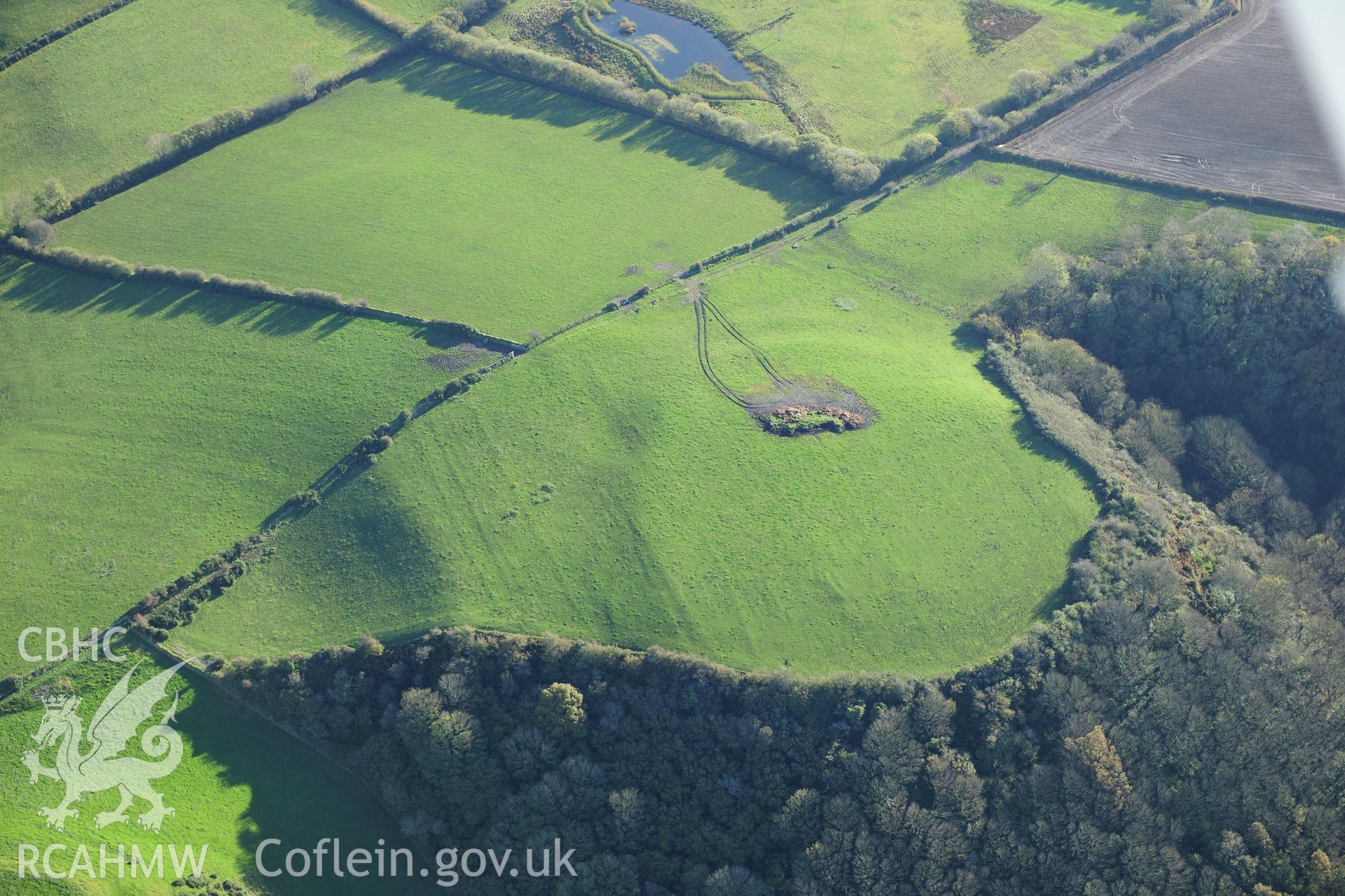 RCAHMW colour oblique photograph of Castell Mawr fort. Taken by Toby Driver on 05/11/2012.