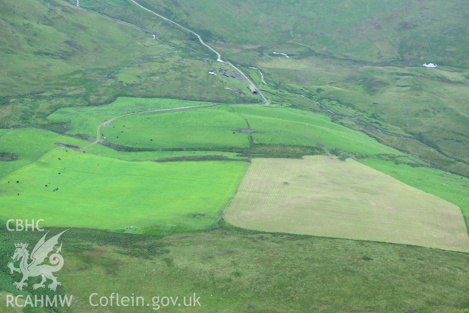 RCAHMW colour oblique photograph of Chambered cairn above Avon y Dolau Gwynion, NE of Lake Vyrnwy. Taken by Toby Driver on 27/07/2012.