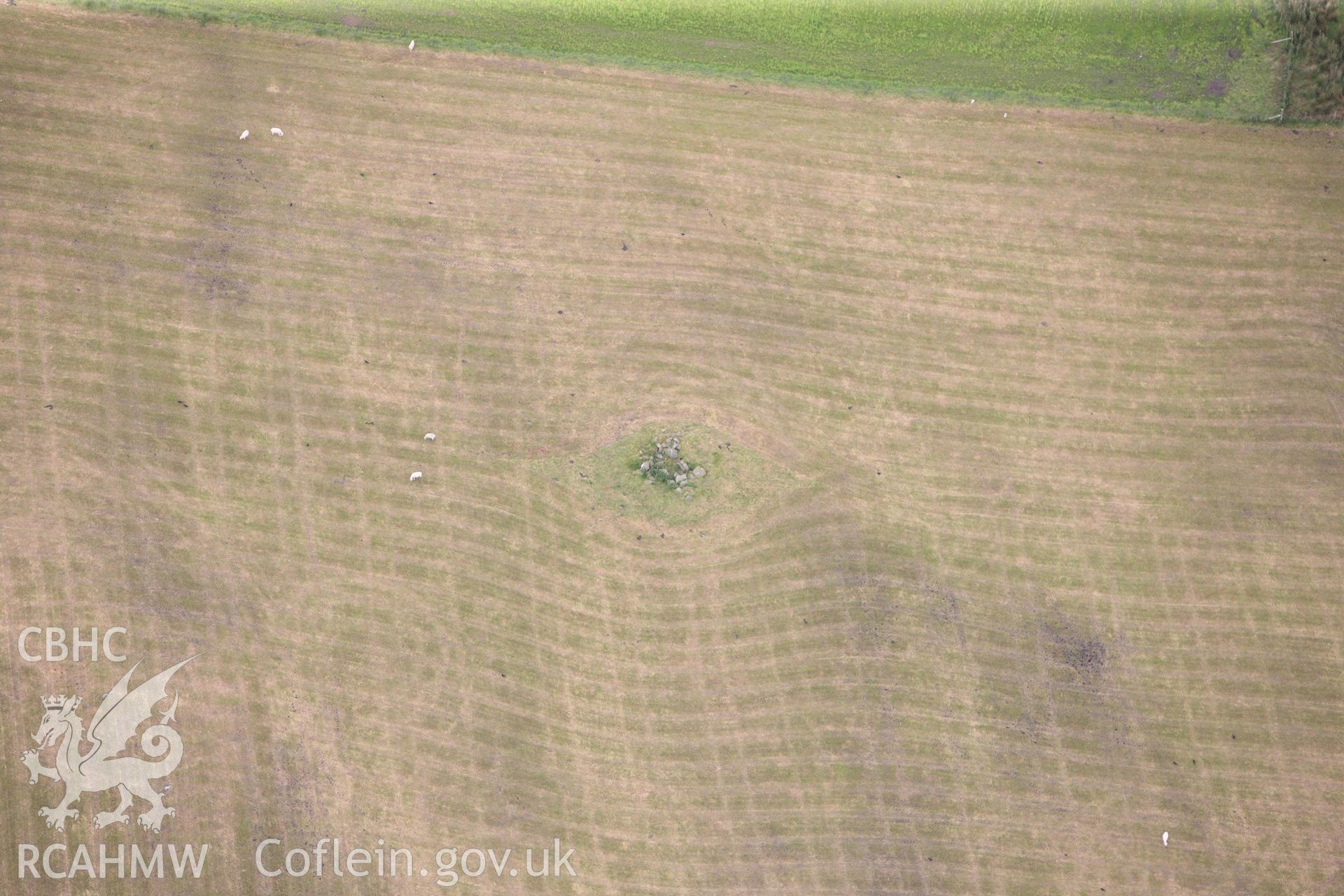 RCAHMW colour oblique photograph of Chambered cairn above Avon y Dolau Gwynion, NE of Lake Vyrnwy. Taken by Toby Driver on 27/07/2012.