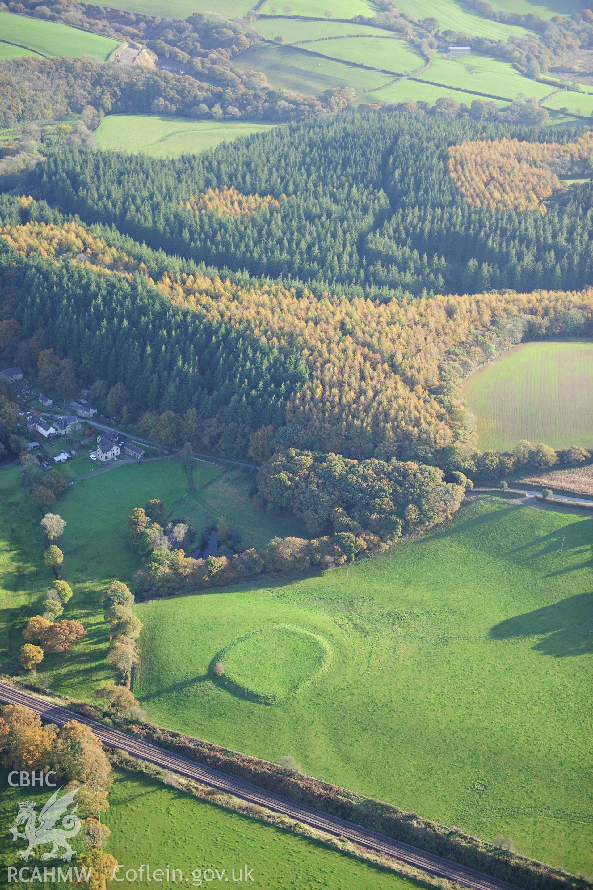 RCAHMW colour oblique photograph of Gelli Camp, 42m north-south by 36m, Llawhaden. Taken by Toby Driver on 26/10/2012.