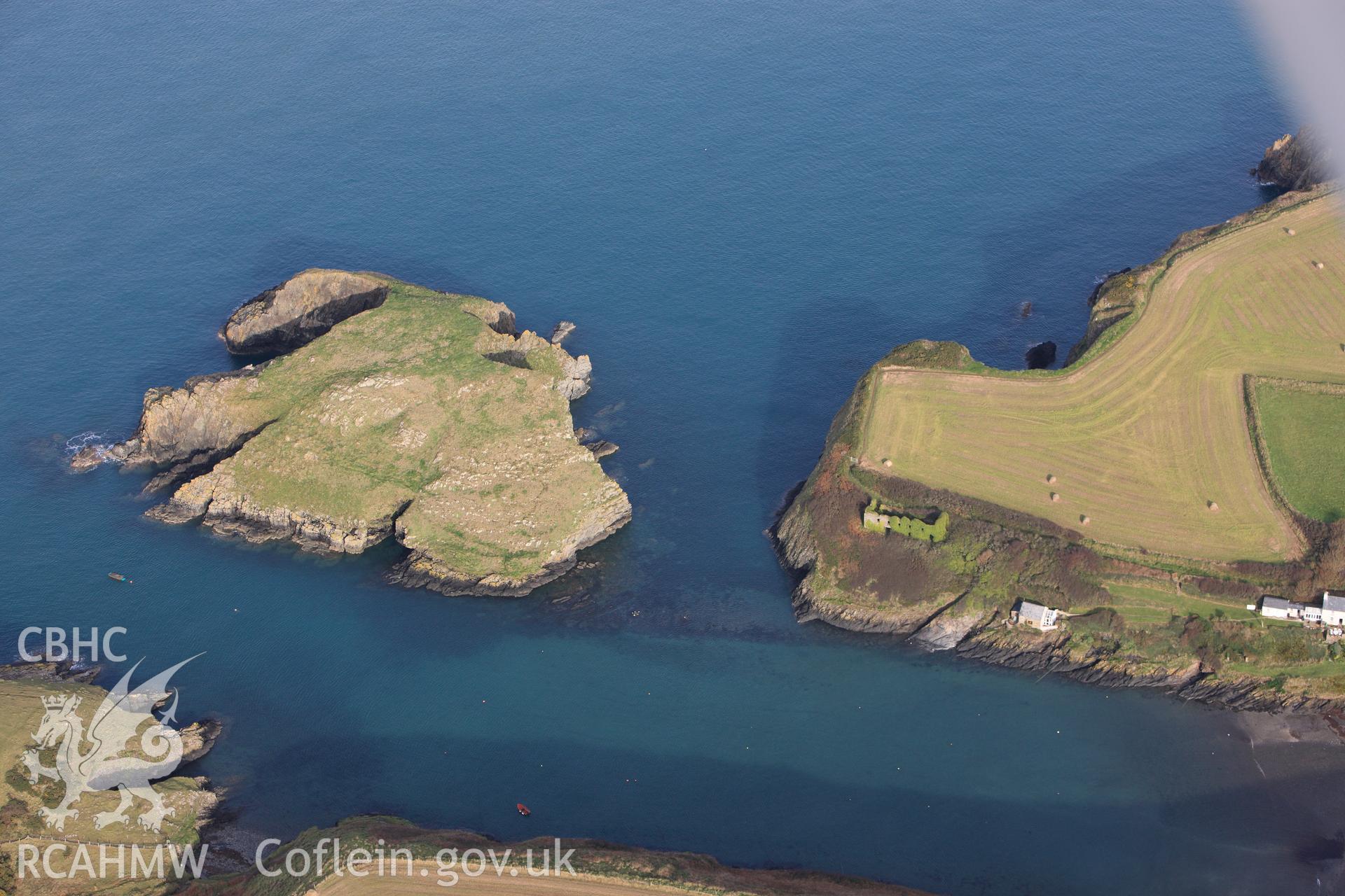 RCAHMW colour oblique photograph of Ynys-y-Castell Promontory Fort. Taken by Toby Driver on 16/11/2010.