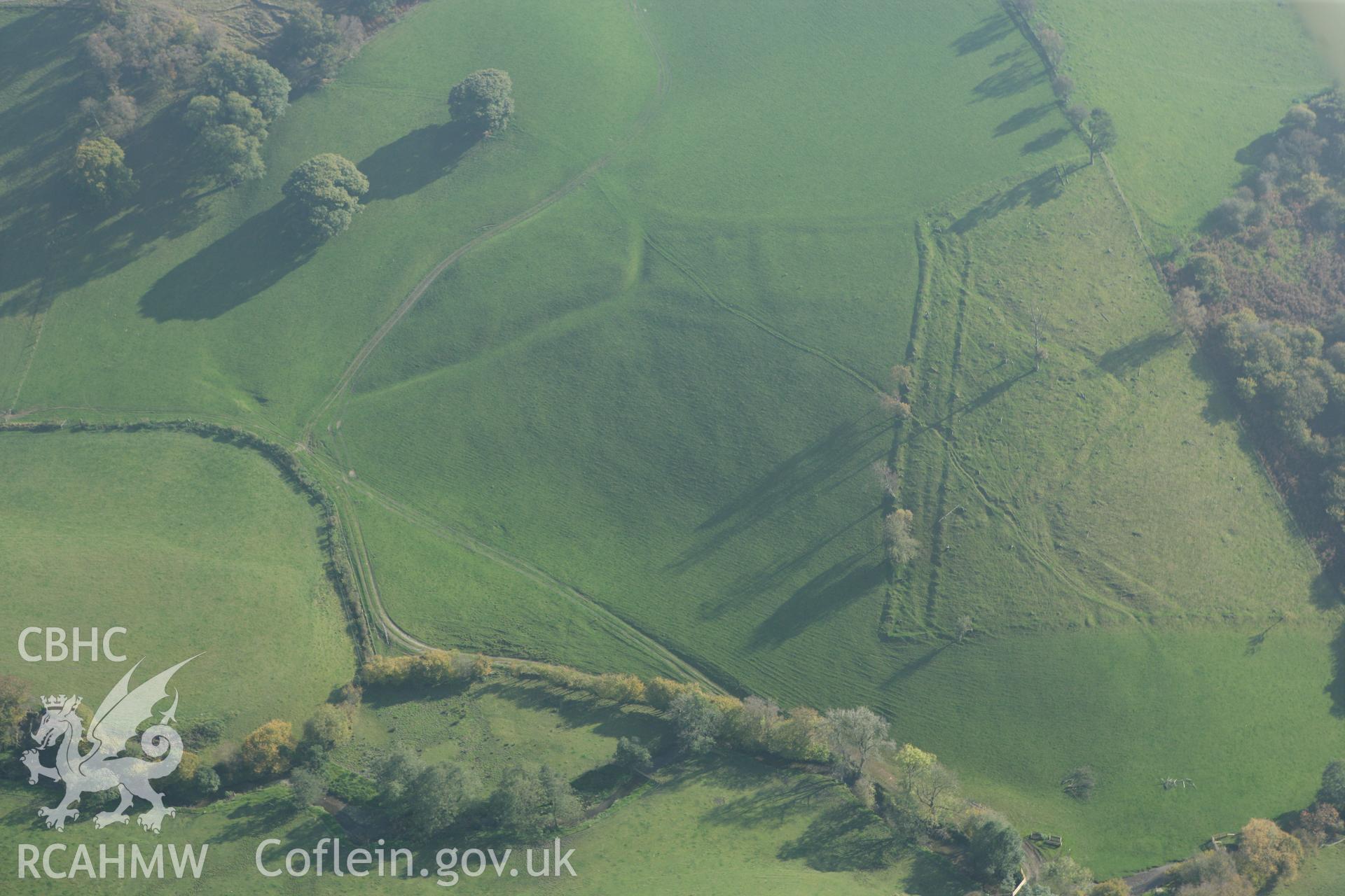 RCAHMW colour oblique photograph of Lower Crosscynon Enclosure. Taken by Toby Driver on 13/10/2010.