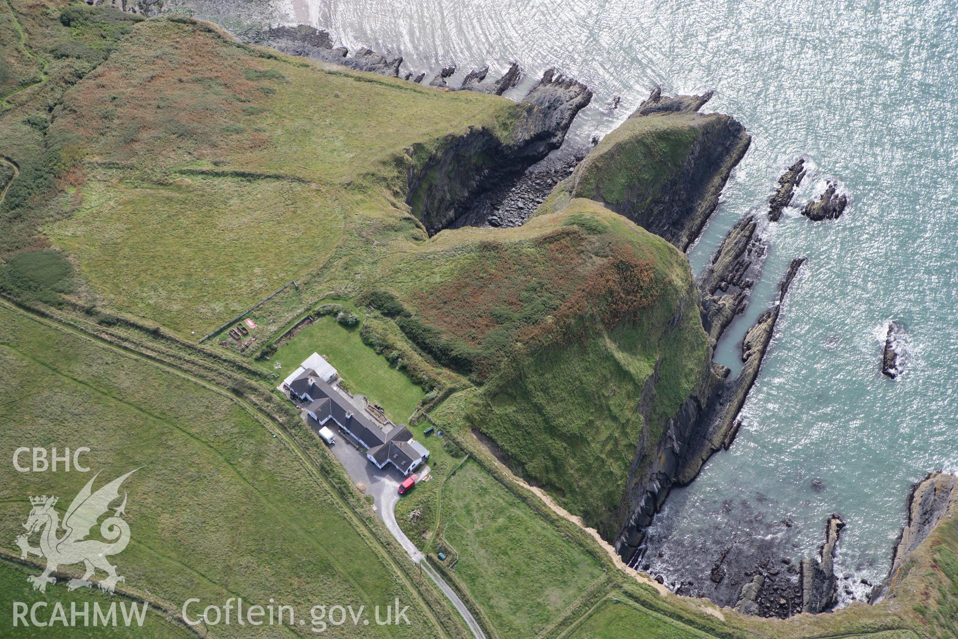 RCAHMW colour oblique photograph of Pen-Castell Promontory Fort. Taken by Toby Driver on 09/09/2010.