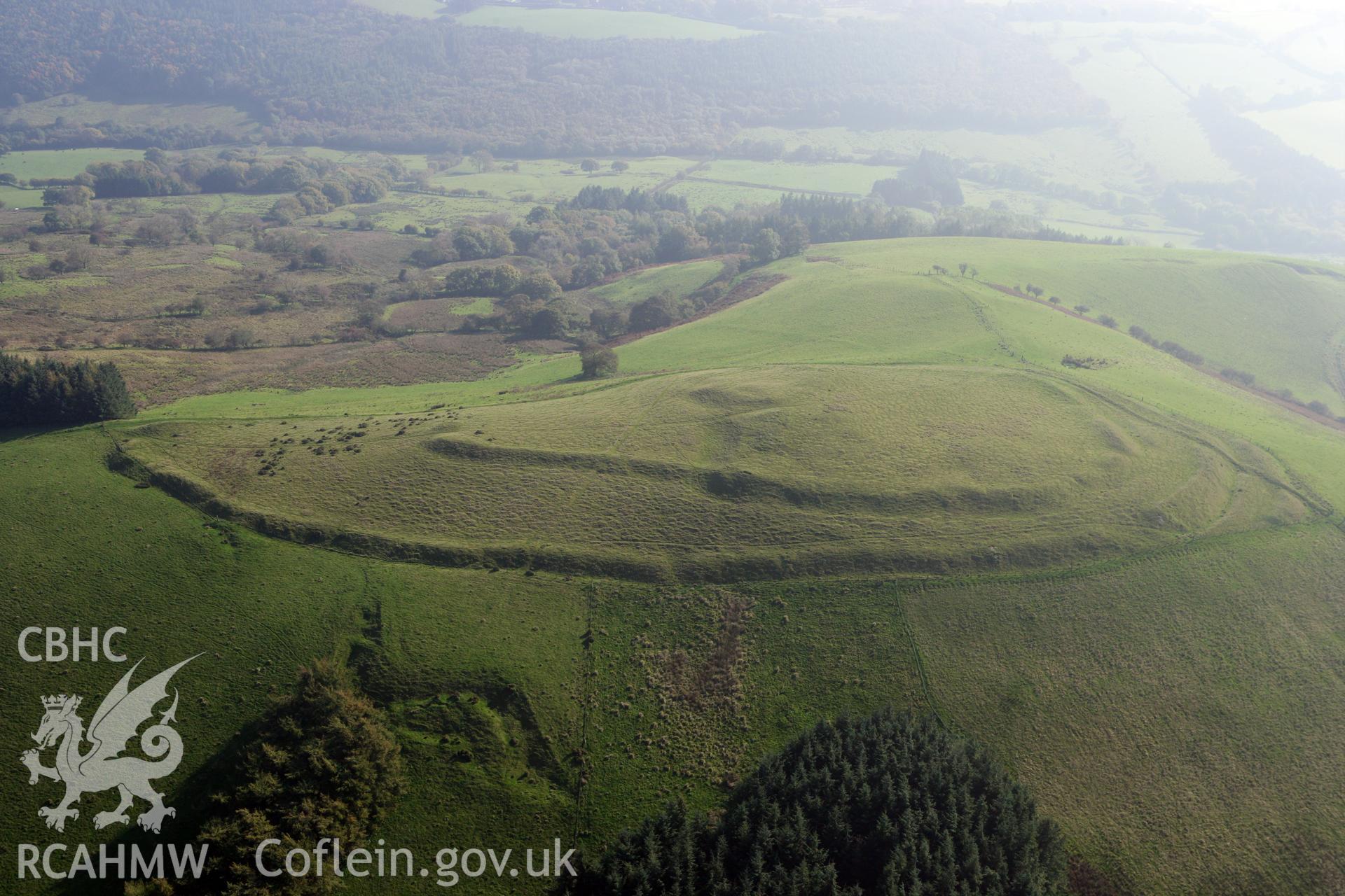 RCAHMW colour oblique photograph of Y Gaer, hillfort. Taken by Toby Driver on 13/10/2010.