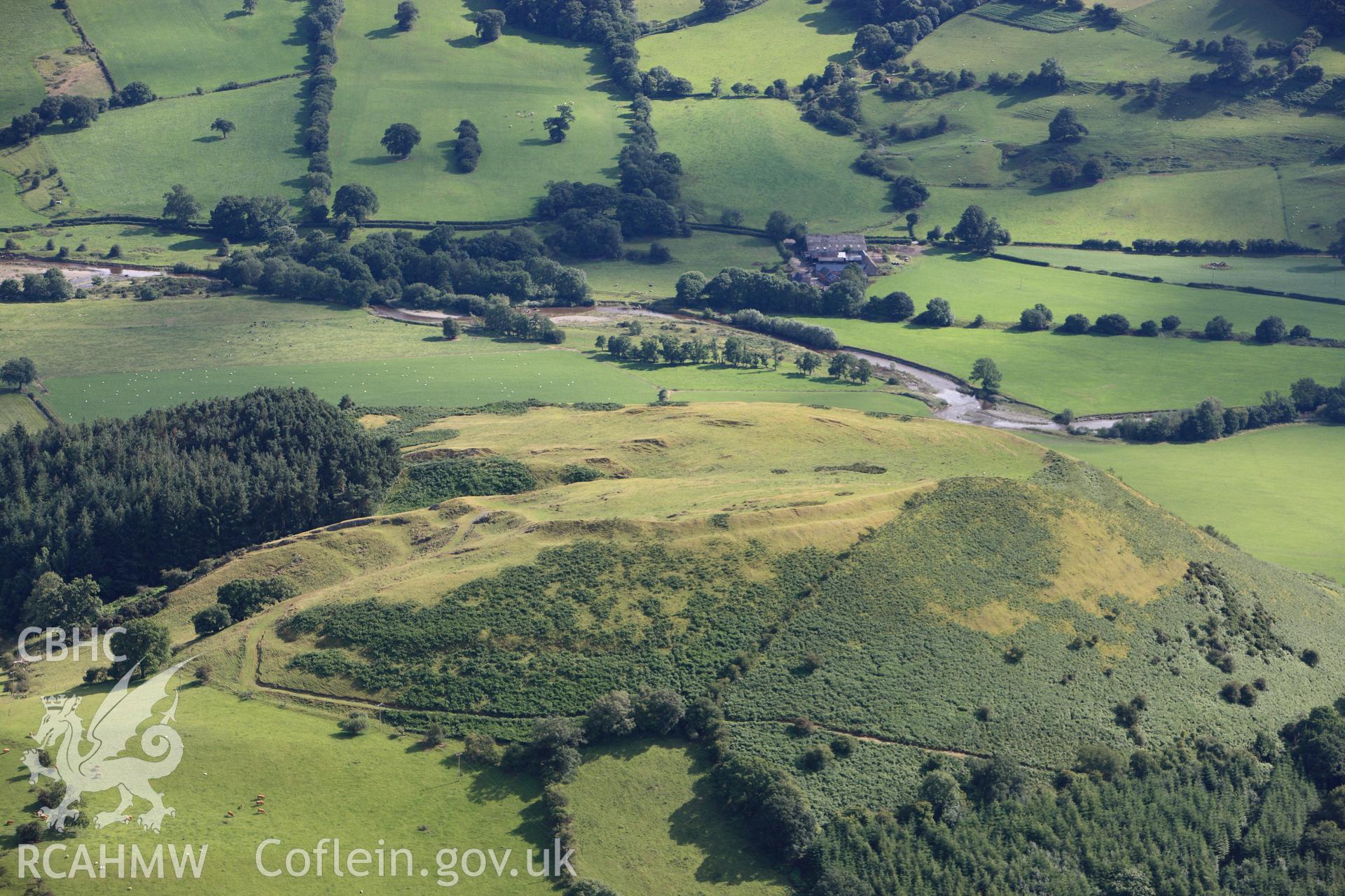 RCAHMW colour oblique photograph of Llwyn Bryn-Dinas Camp. Taken by Toby Driver on 21/07/2010.