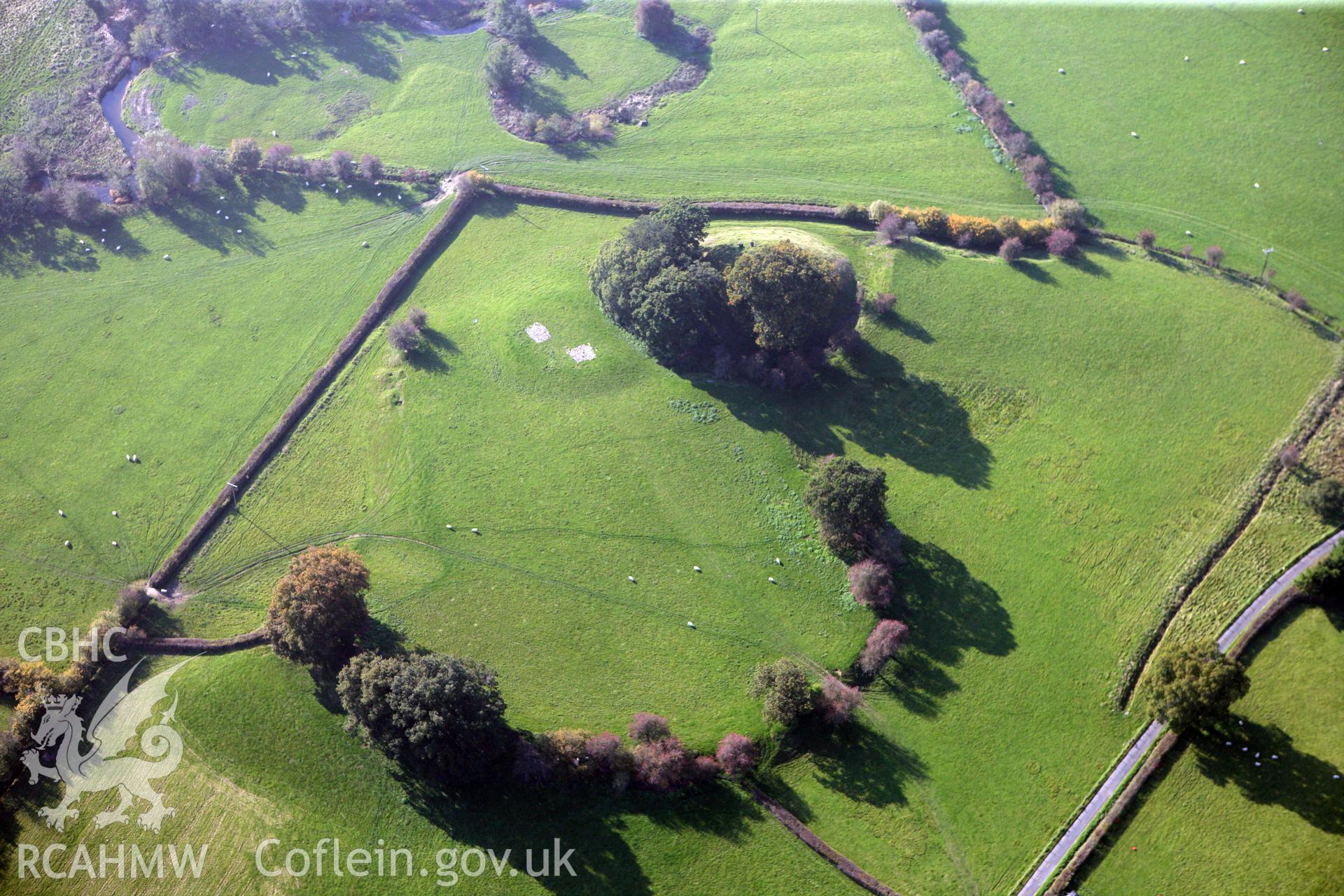 RCAHMW colour oblique photograph of The Mount, Motte and Bailey Castle, Hundred House. Taken by Toby Driver on 13/10/2010.