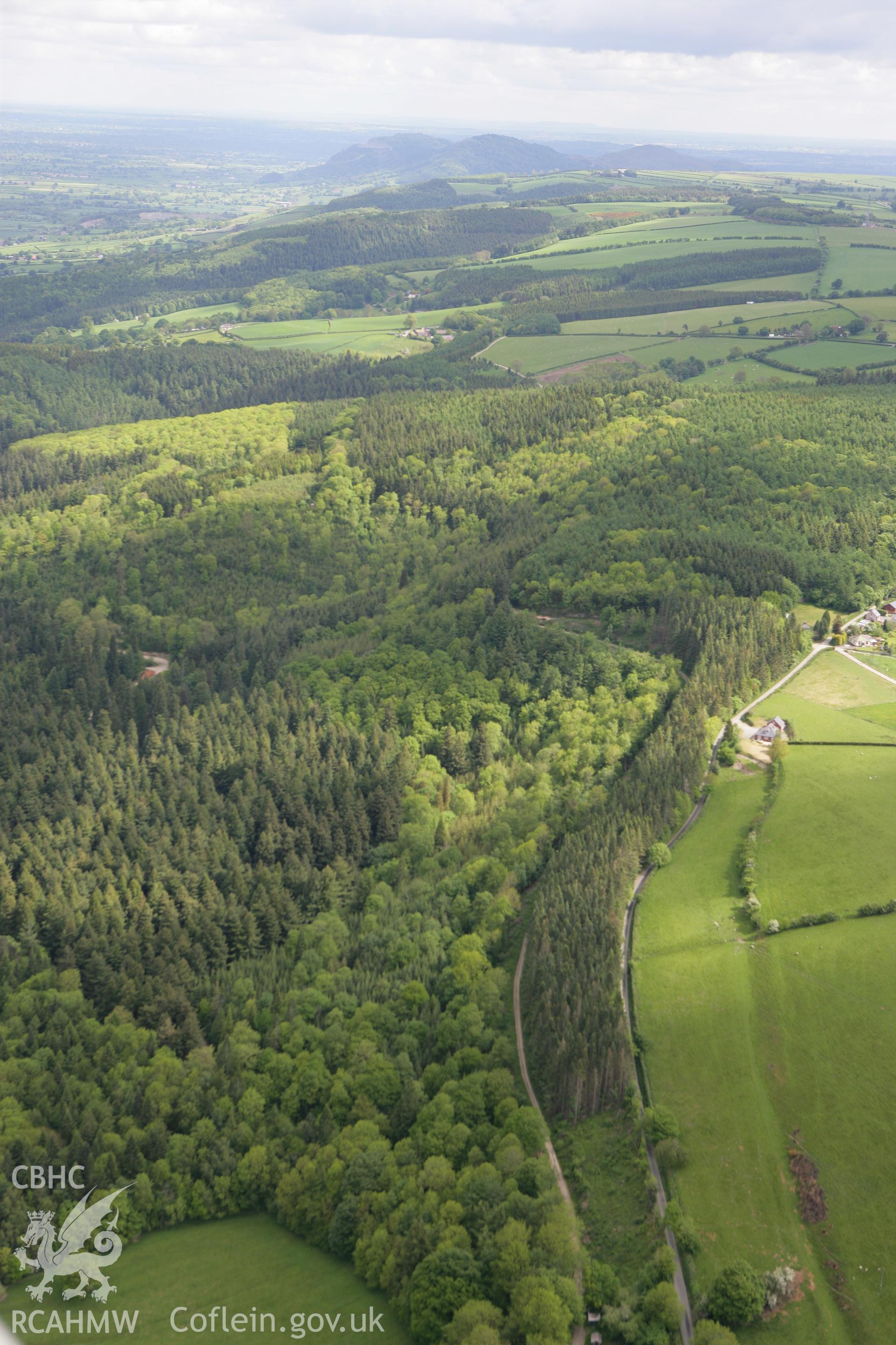 RCAHMW colour oblique photograph of Offa's Dyke, section from North Lodge, Leighton Park to old quarry south of Green Wood. Taken by Toby Driver on 27/05/2010.