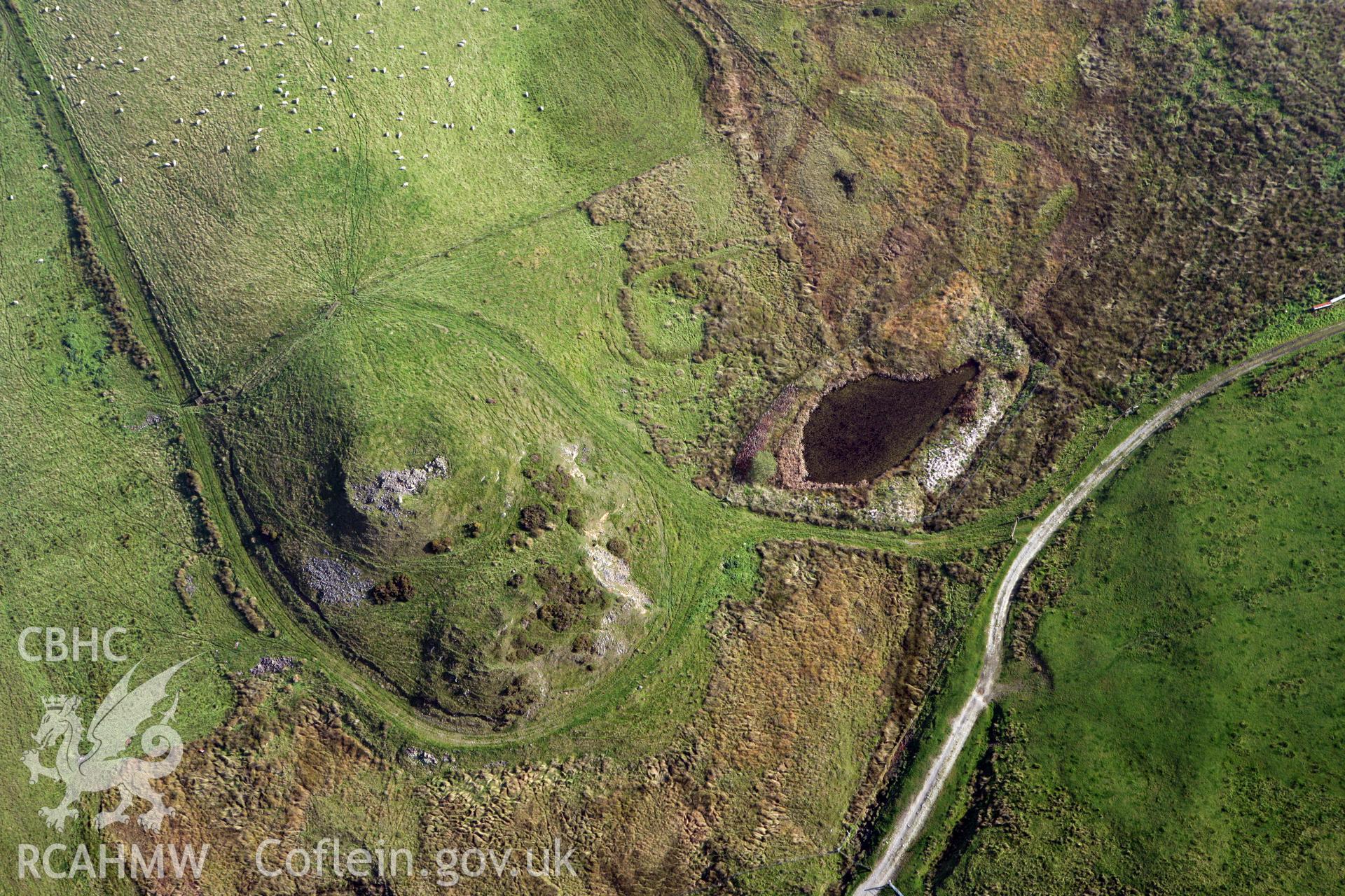 RCAHMW colour oblique photograph of Nant Brook Enclosure. Taken by Toby Driver on 13/10/2010.