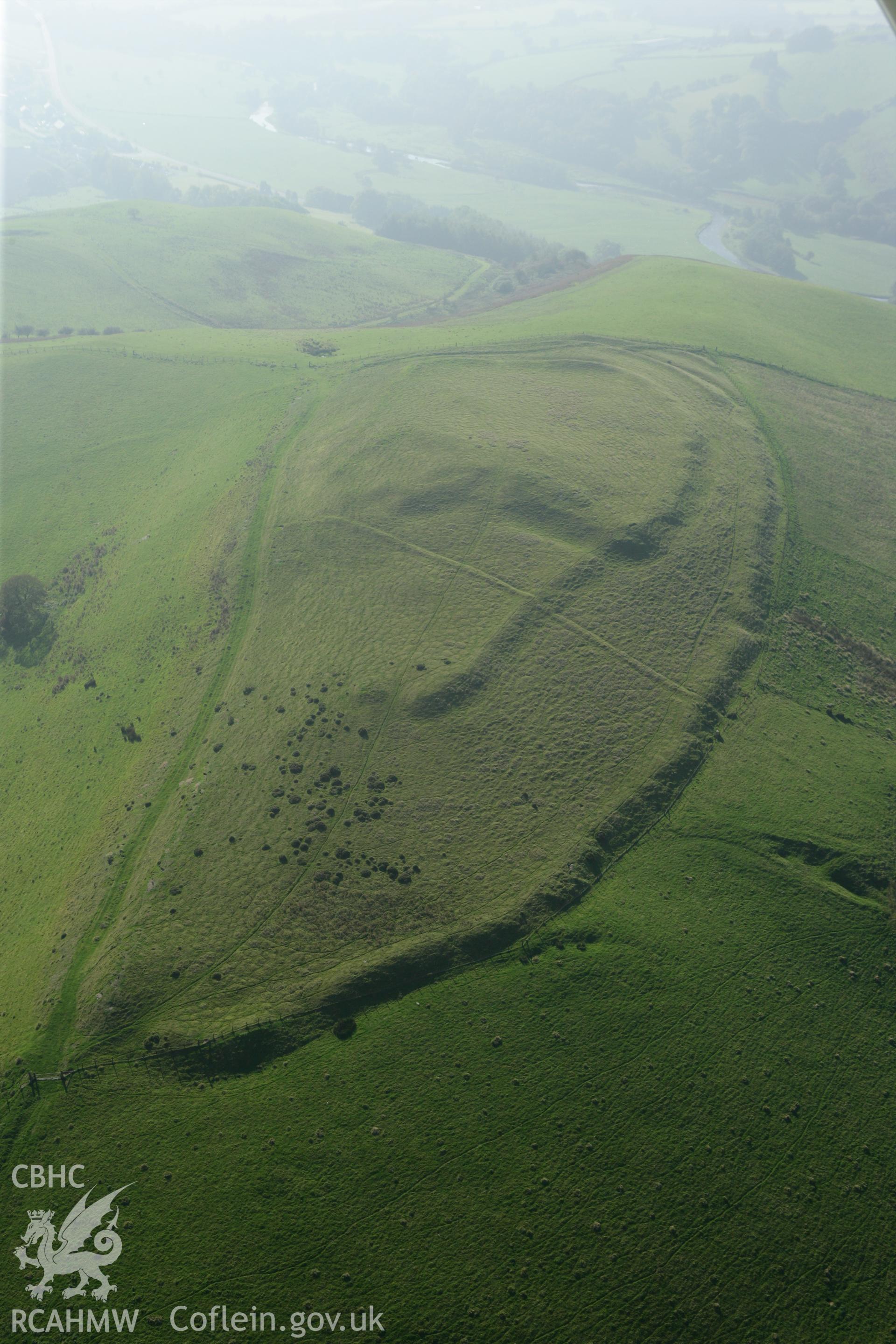 RCAHMW colour oblique photograph of Y Gaer, hillfort. Taken by Toby Driver on 13/10/2010.