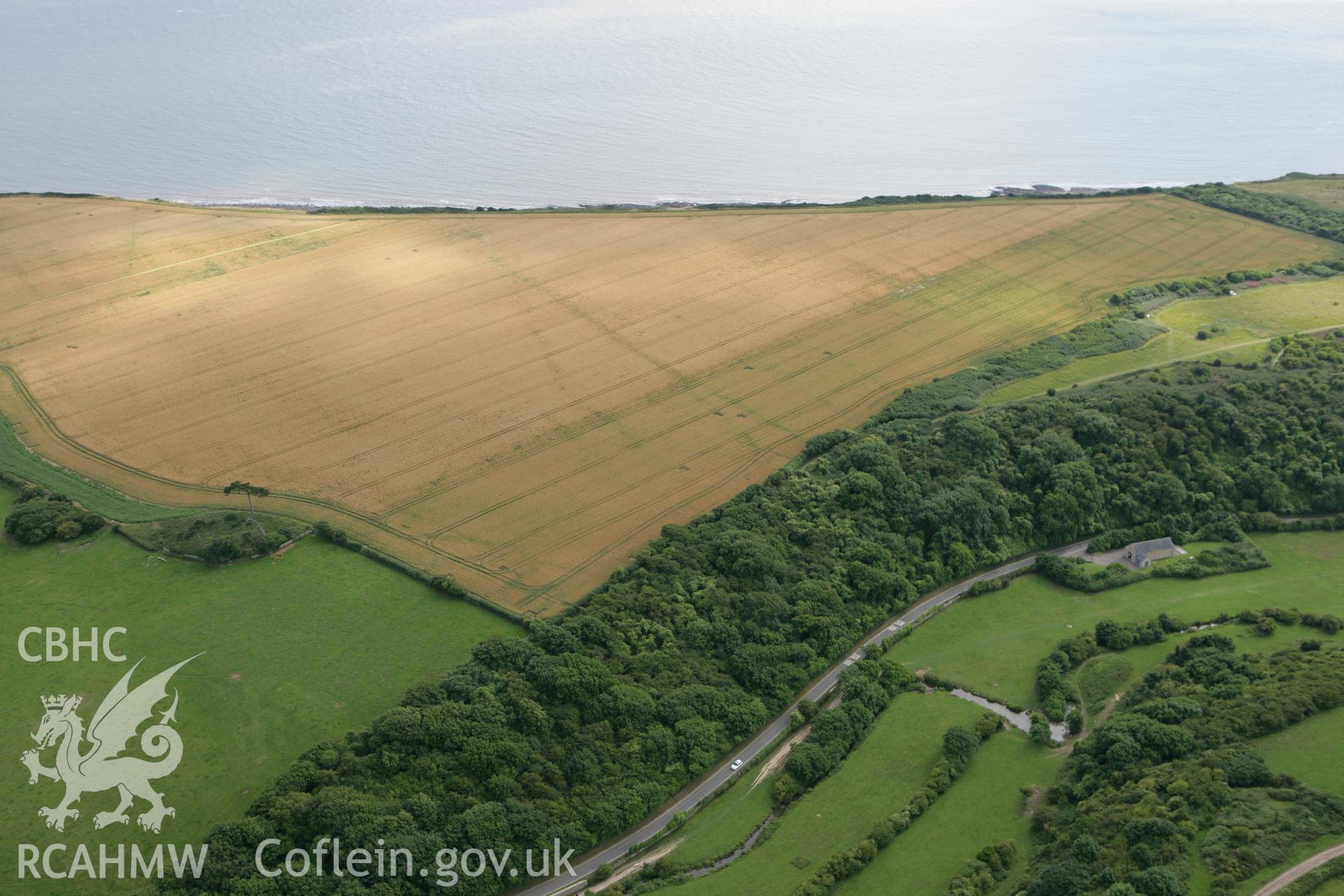 RCAHMW colour oblique photograph of non-archaeological cropmarks in field, east of Castle Ditch Camp. Taken by Toby Driver on 29/07/2010.