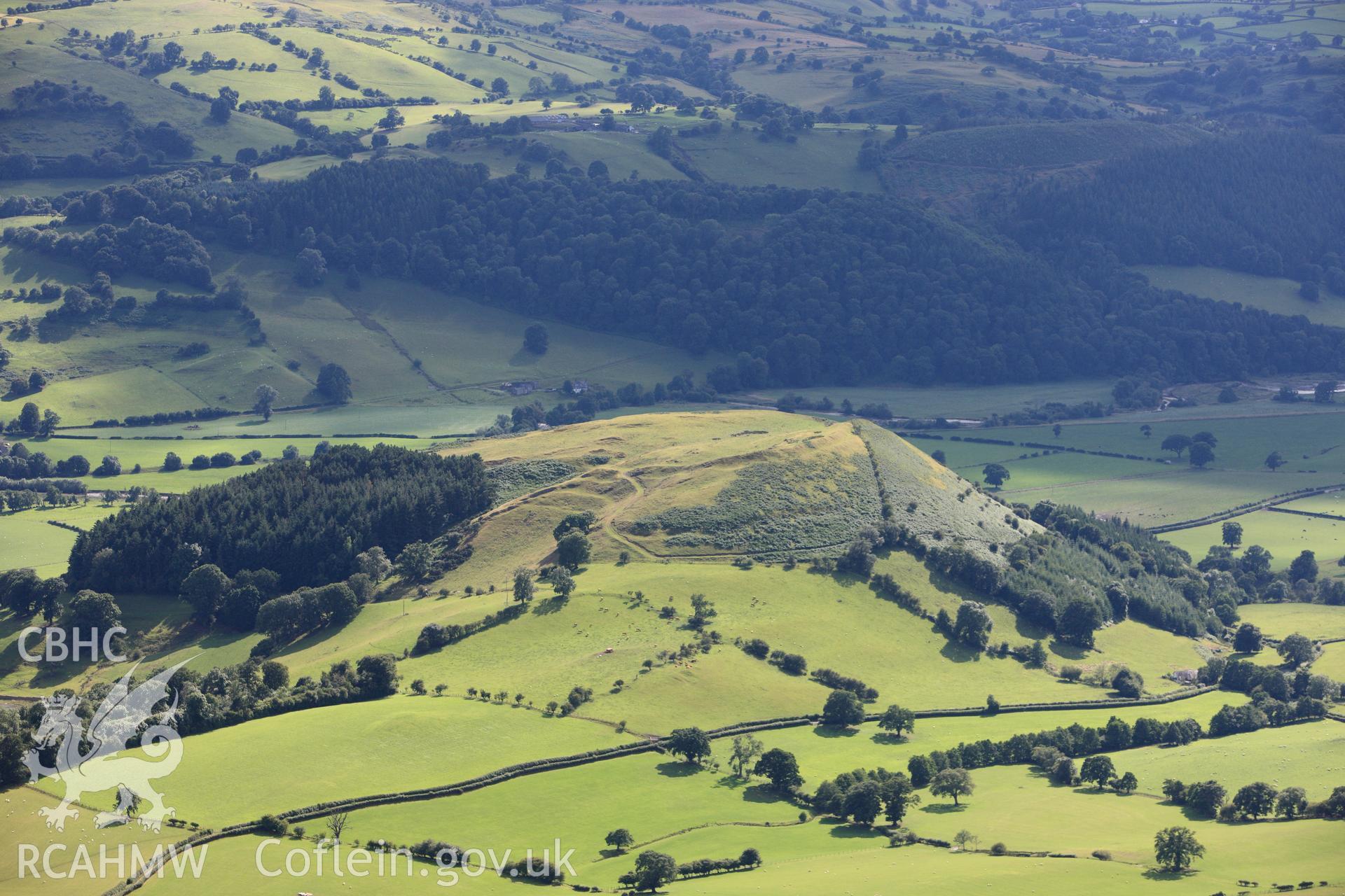 RCAHMW colour oblique photograph of Llwyn Bryn-Dinas Camp. Taken by Toby Driver on 21/07/2010.