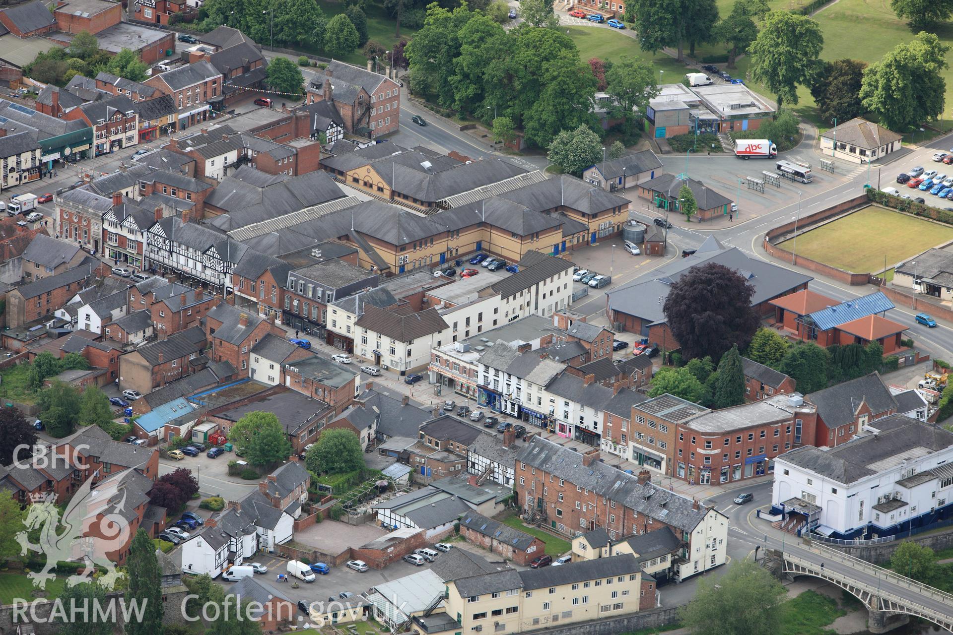 RCAHMW colour oblique photograph of Newtown, from Newtown Bridge. Taken by Toby Driver on 27/05/2010.