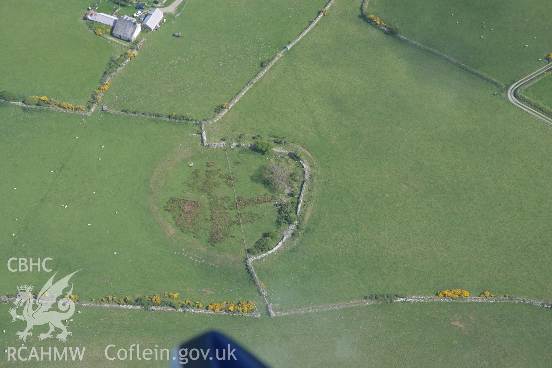 RCAHMW colour oblique photograph of Gaer wen defended enclosure. Taken by Toby Driver on 25/05/2010.