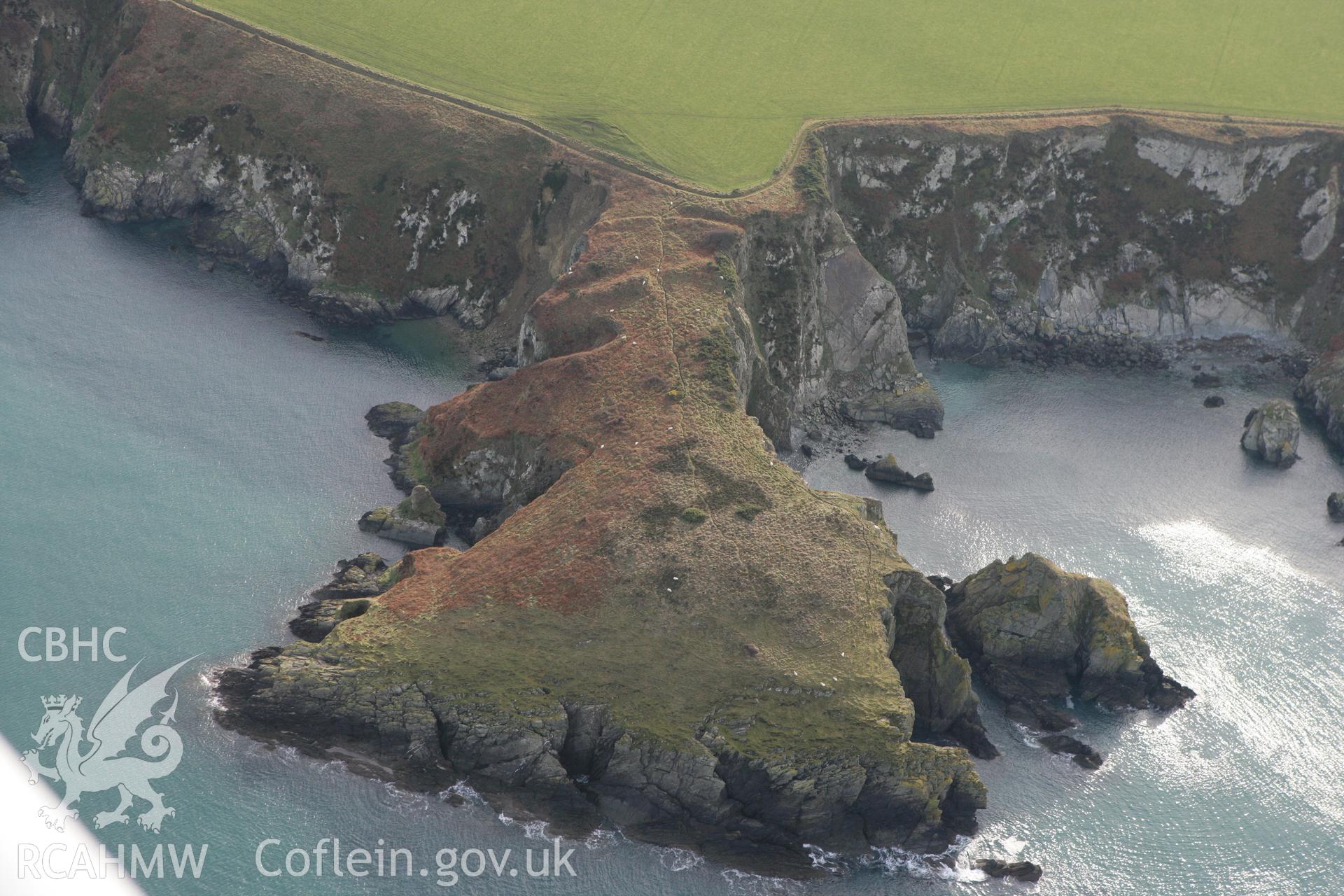 RCAHMW colour oblique photograph of Castell Coch Promontory Fort, Pen Morfa. Taken by Toby Driver on 16/11/2010.