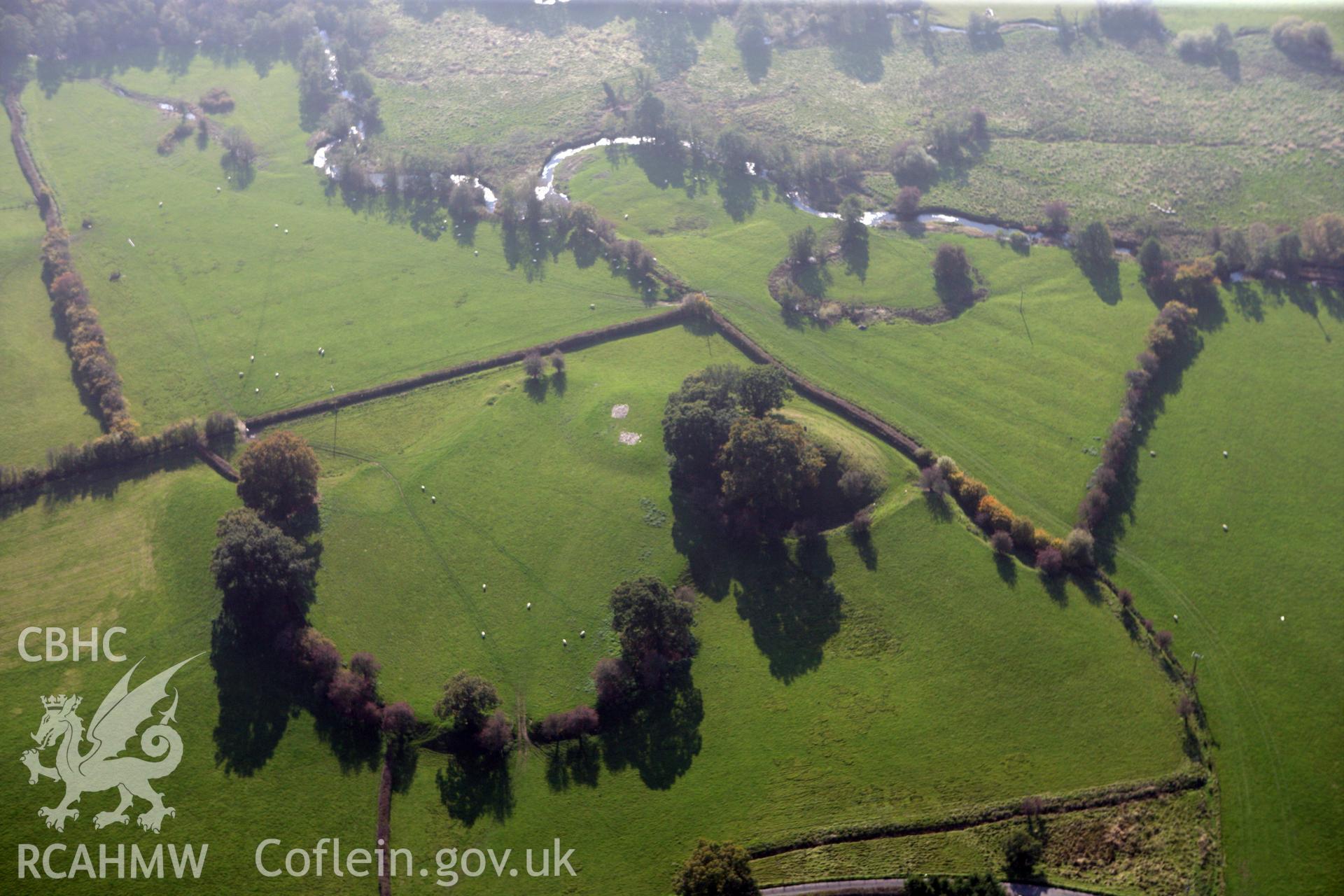 RCAHMW colour oblique photograph of The Mount, Motte and Bailey Castle, Hundred House. Taken by Toby Driver on 13/10/2010.