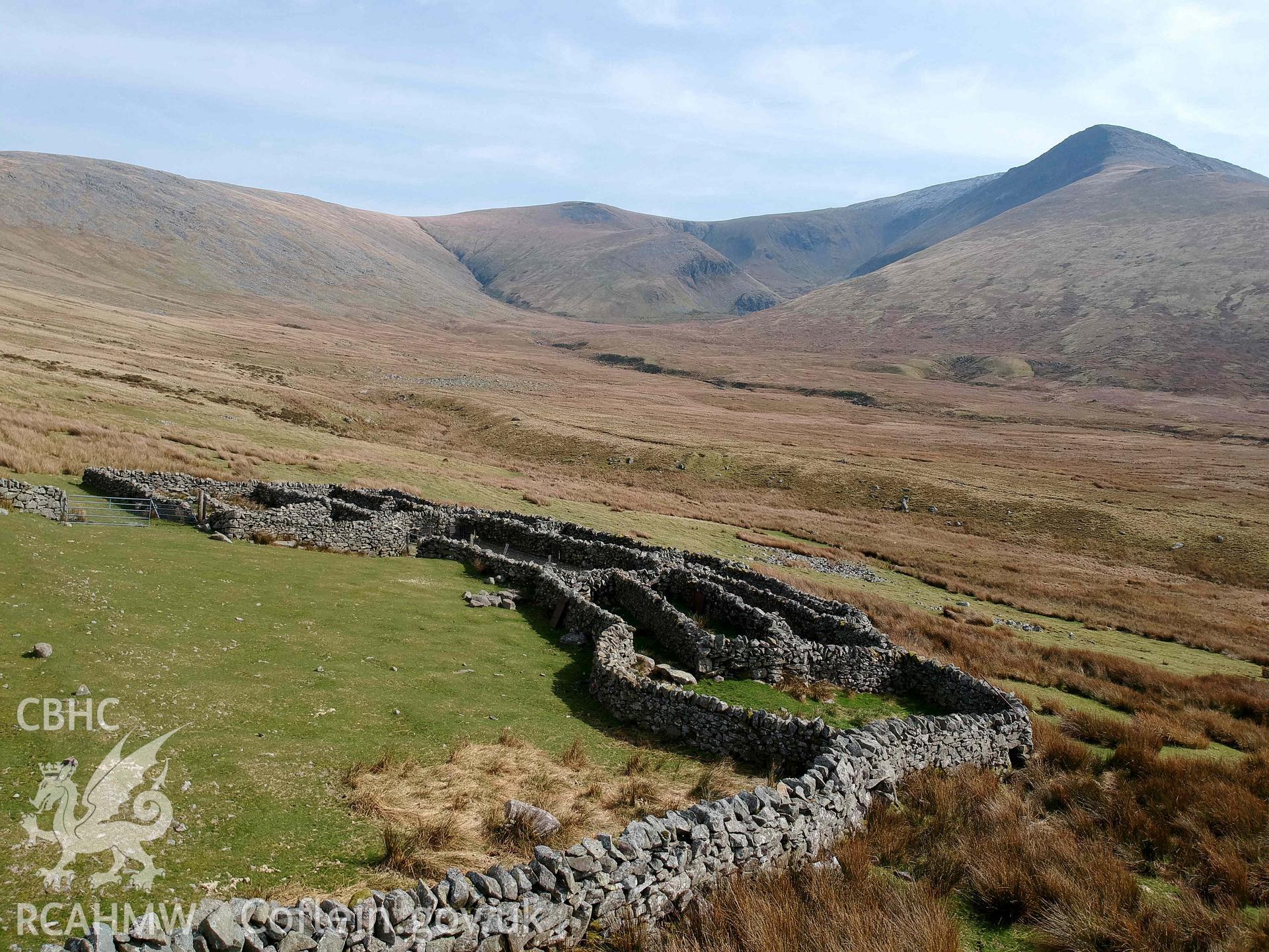 Digital photograph showing detailed view of Cwm Casseg wondering wall settlement, produced by Paul Davis in 2020