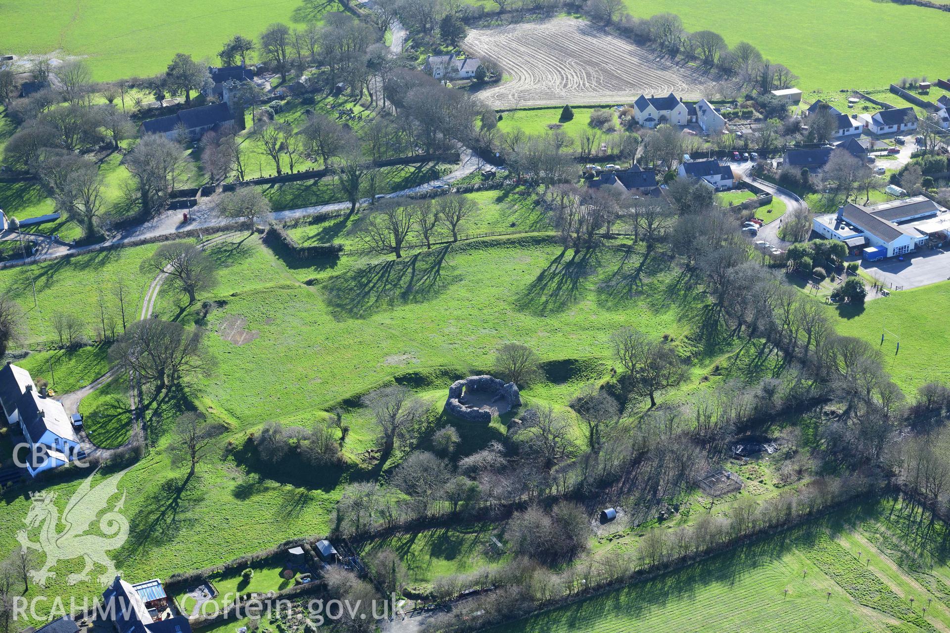 Wiston Castle. Oblique aerial photograph taken during the Royal Commission’s programme of archaeological aerial reconnaissance by Toby Driver on 14 March 2022.