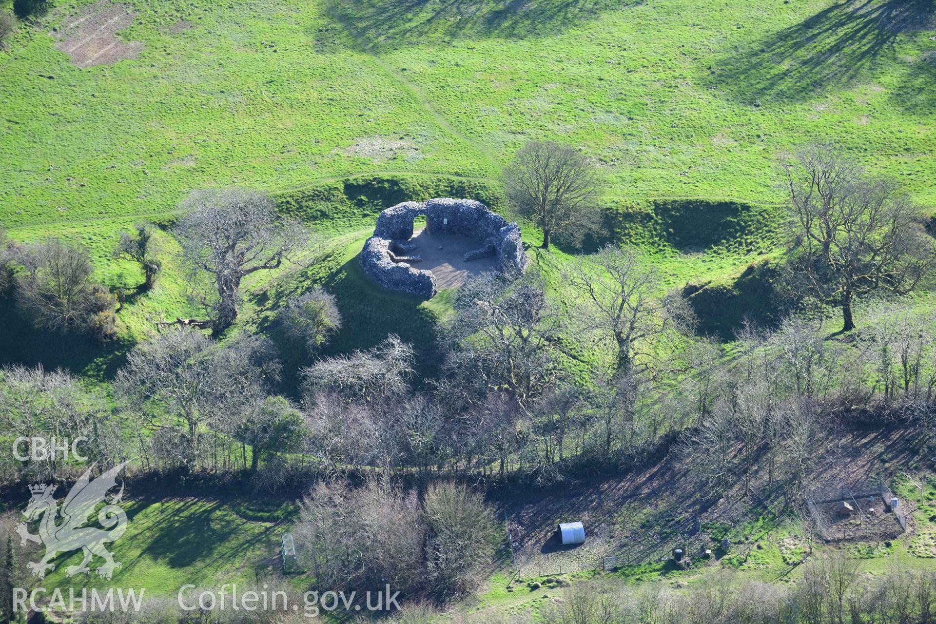 Wiston Castle. Oblique aerial photograph taken during the Royal Commission’s programme of archaeological aerial reconnaissance by Toby Driver on 14 March 2022.